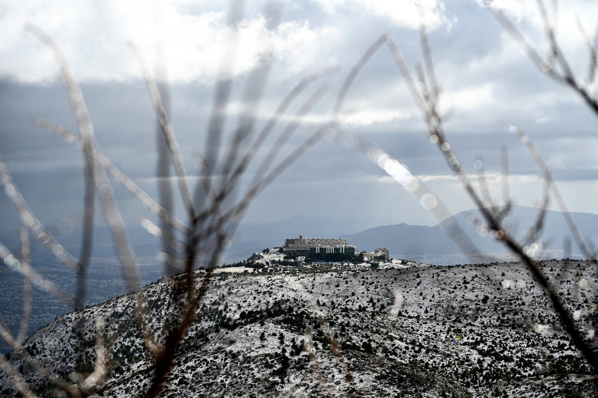 Καιρός: Ξεκινά η διπλή «ψυχρή εισβολή» με χιόνια, μποφόρ και τσουχτερό κρύο – Πού θα το στρώσει στην Αττική