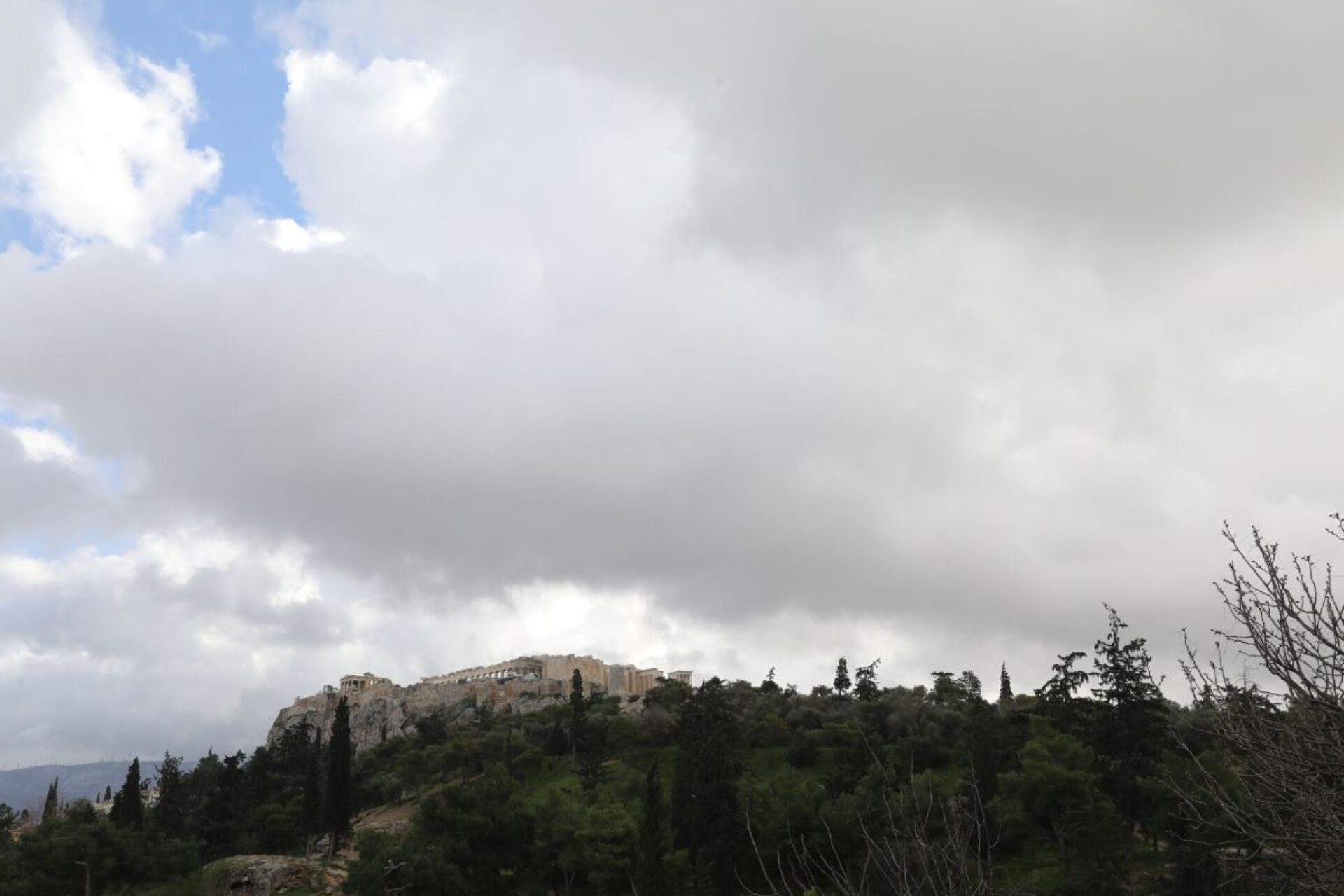 Καιρός: Έπεσαν δέντρα, πλημμύρισαν δρόμοι – Πώς θα εξελιχθούν τα φαινόμενα