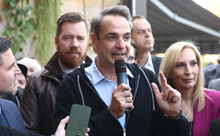 Συνομιλία Μητσοτάκη με πολίτες στην Αγία Παρασκευή Συνομιλία Μητσοτάκη με πολίτες στην Αγία Παρασκευή