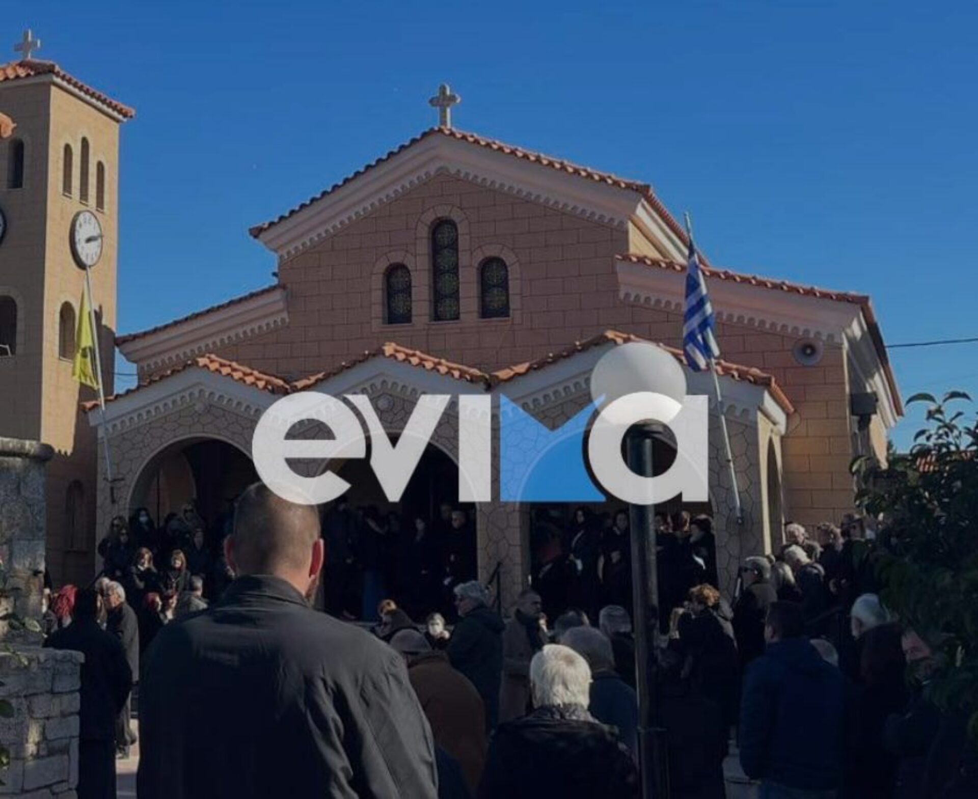 Χαλκίδα: Συντετριμμένη η οικογένεια στην κηδεία του 43χρονου που δολοφονήθηκε από την 39χρονη