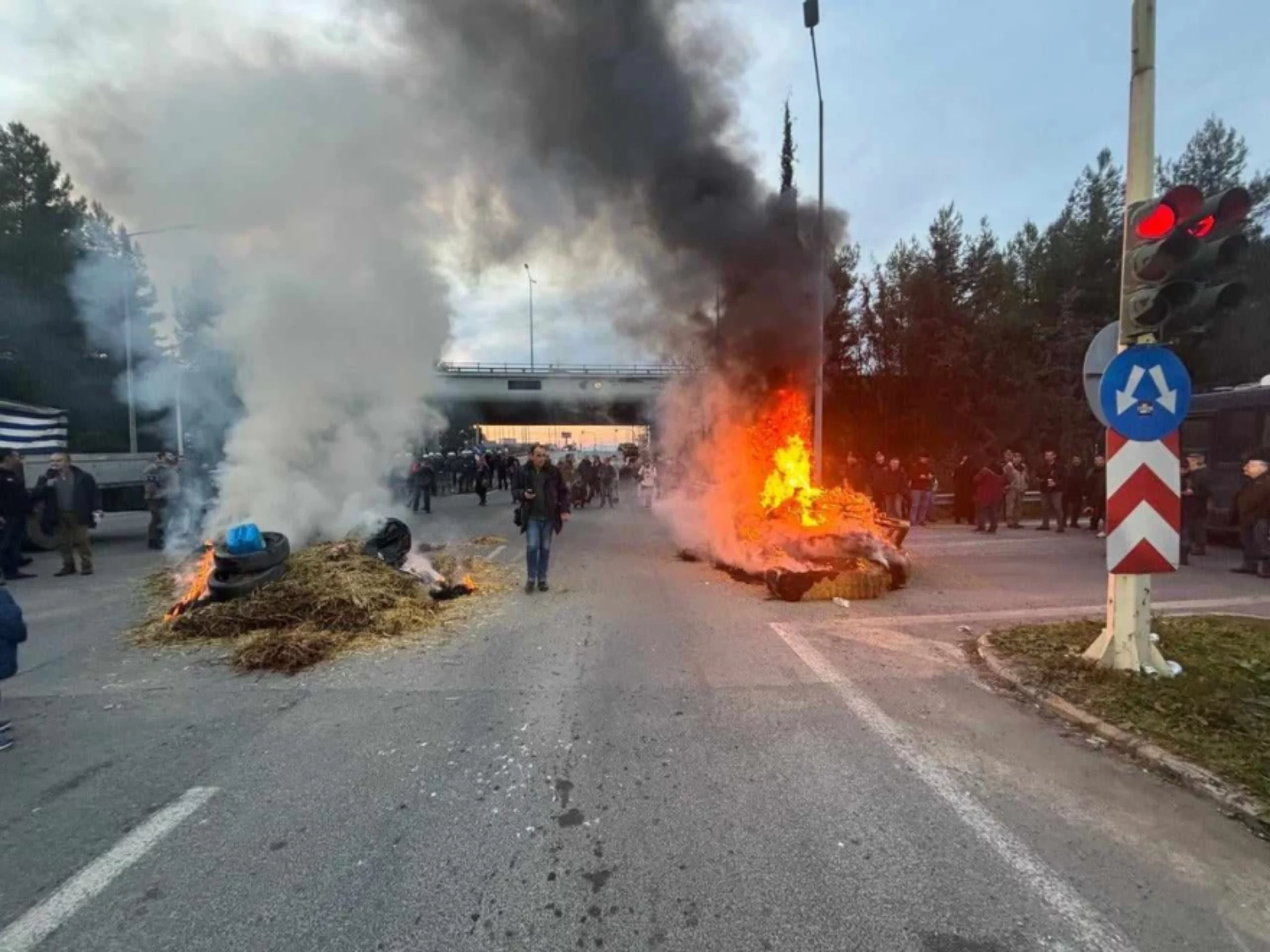 Δεν κάνουν πίσω οι αγρότες: Νέα μπλόκα με φωτιές σε Πλατύκαμπο, Στεφανοβίκειο και Καρδίτσα (φωτο) 