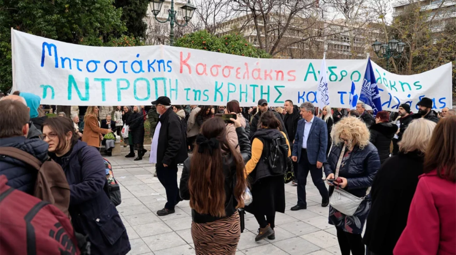 Μεγάλη συγκέντρωση στο Σύνταγμα κατά της τεκνοθεσίας από ομοφυλόφιλα ζευγάρια (φωτο)