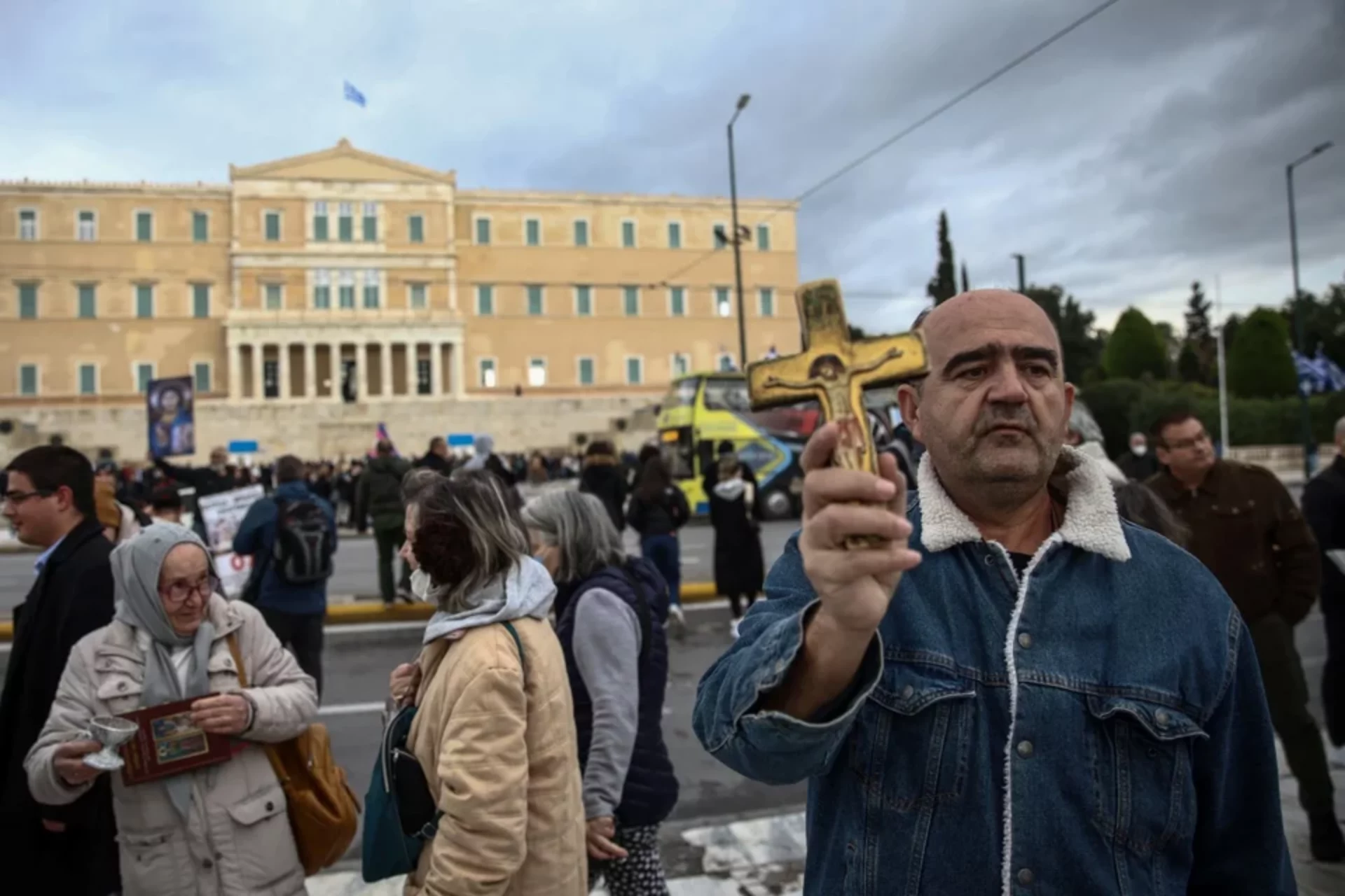 Σύνταγμα: Διαμαρτυρία κατά του ν/σ για τους ΛΟΑΤΚΙ+ με εικόνες και σταυρούς (φωτό)