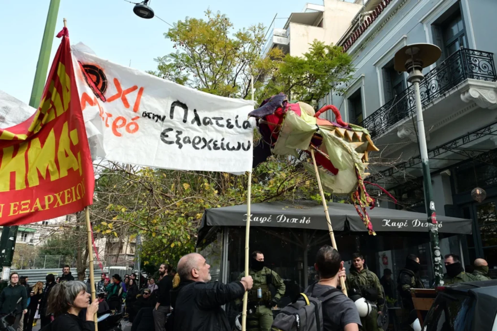 Δεκάδες πολίτες συγκεντρώθηκαν στην πλατεία Εξαρχείων ενάντια στο μετρό (φωτο)
