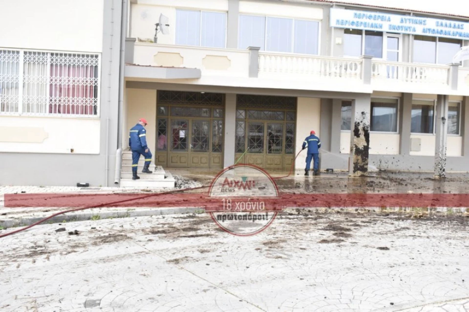 Μεσολόγγι: Οι αγρότες έριξαν κοπριά στο κτίριο της Περιφερειακής Ενότητας Αιτωλοακαρνανίας (φώτο-βίντεο)