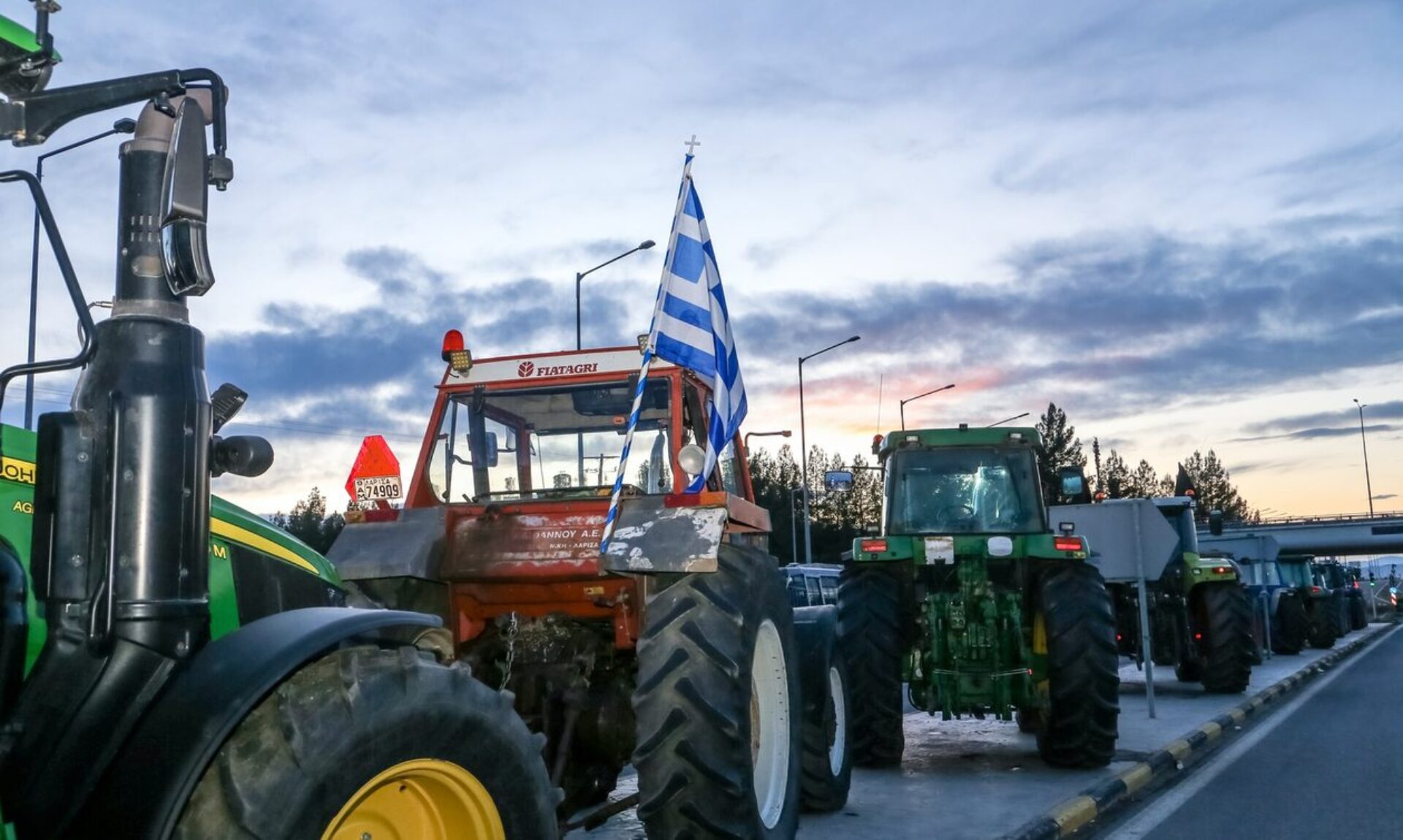 Αποχωρούν οι αγρότες με τα τρακτέρ του από τον Πλατύκαμπο – Πώς θα κινηθούν από εδώ και πέρα