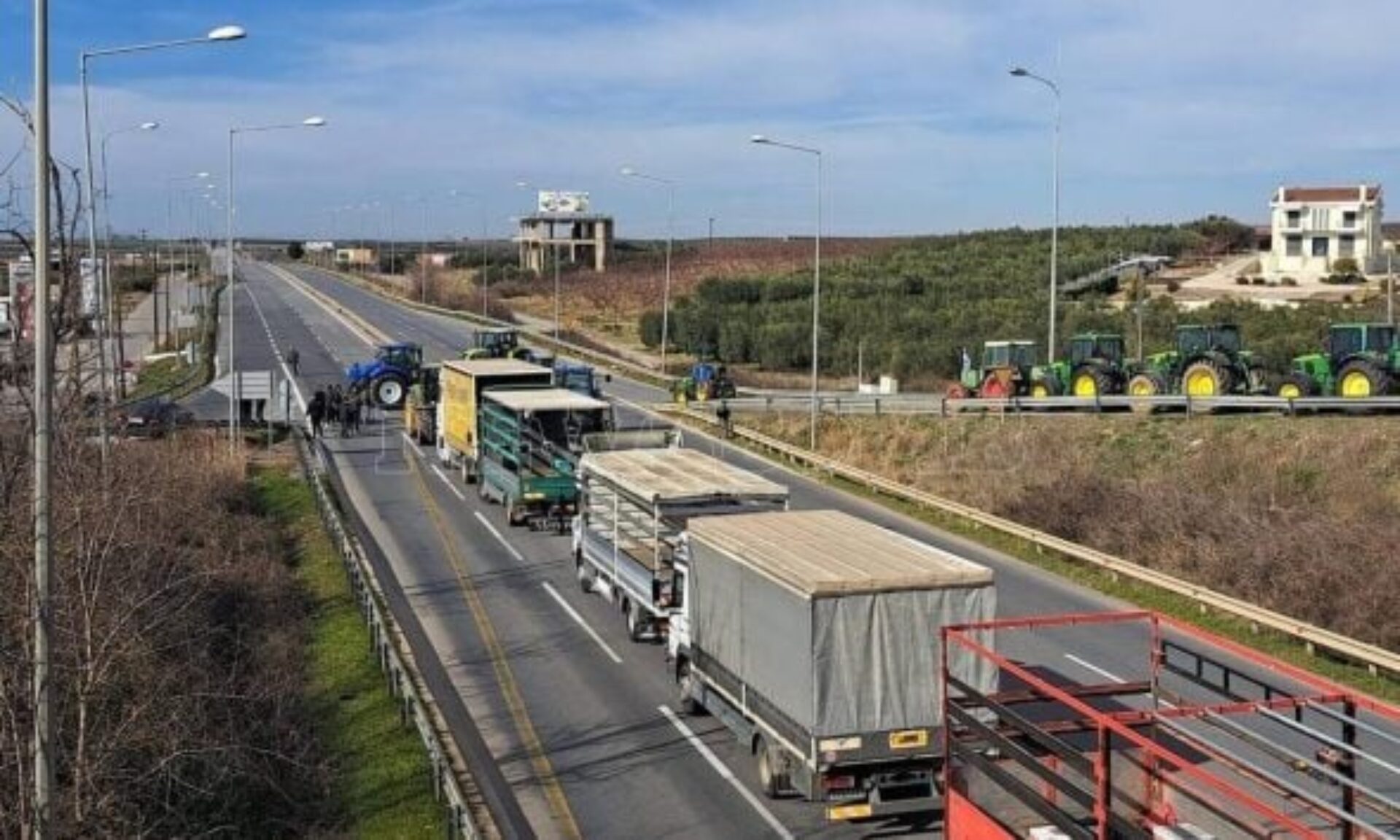 Θεσσαλονίκη: Μηχανοκίνητη πορεία από τους αγρότες από τα Μουδανιά προς το ΥΜΑΘ