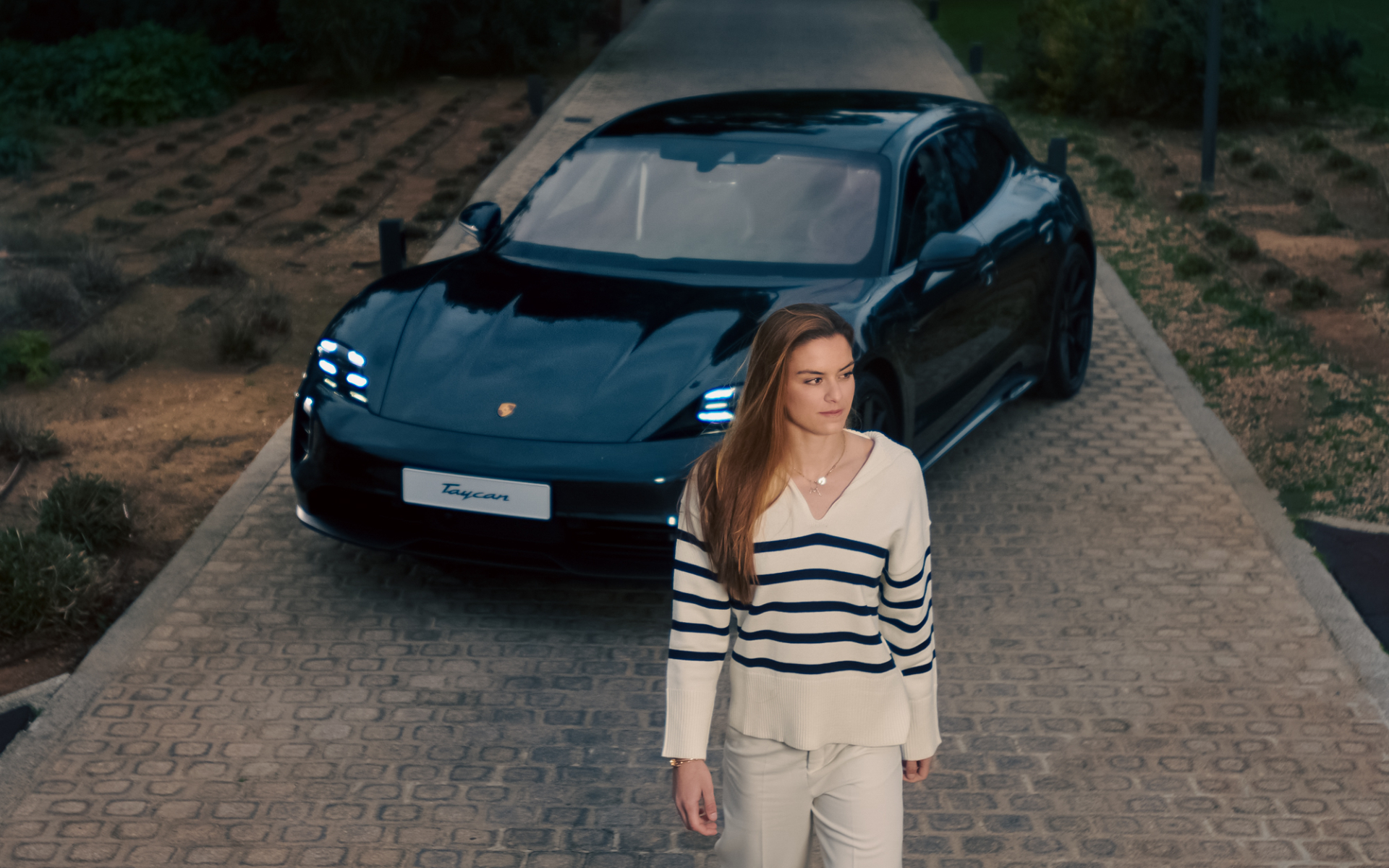 maria-sakkari-porsche-taycan-gts-sport-turismo-2