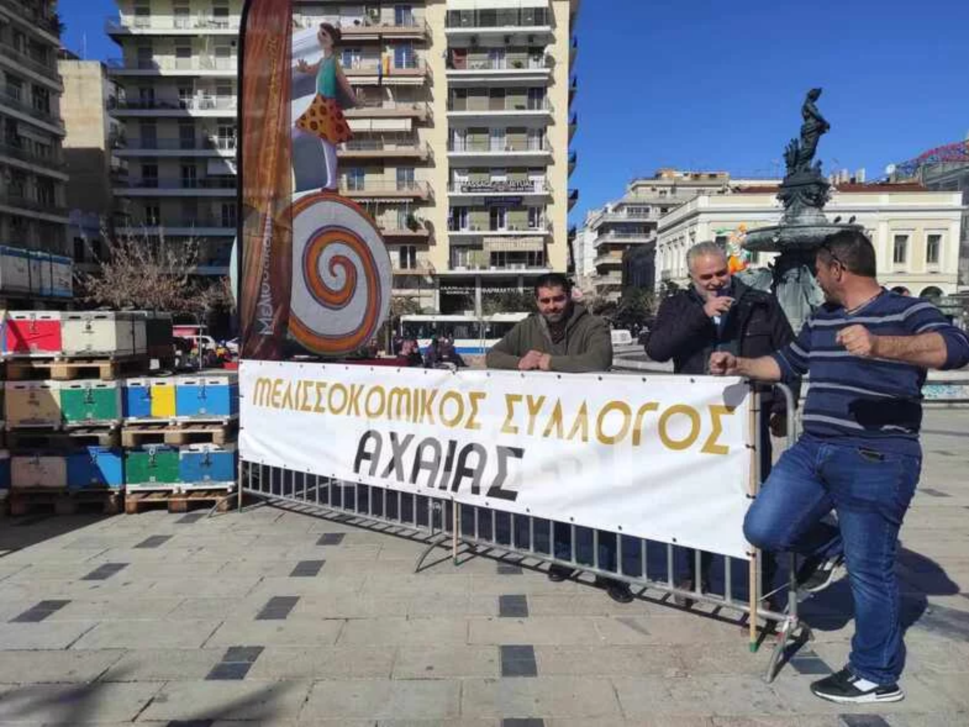 Πάτρα: Ο Μελισσοκομικός Σύλλογος Αχαΐας έστησε κυψέλες στην πλατεία Γεωργίου (φώτο-βίντεο)