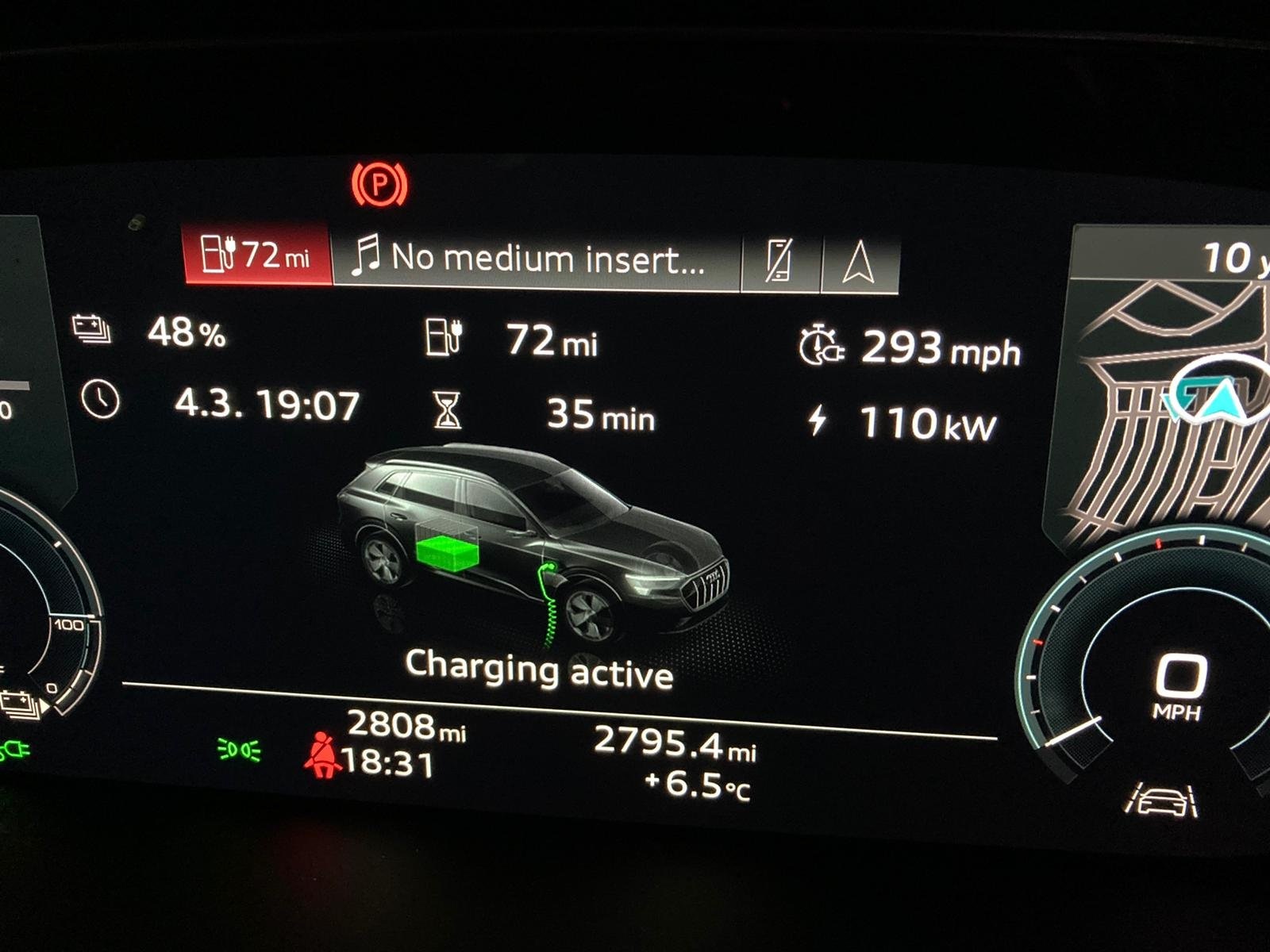 audi-e-tron-etron-othoni-fortisi-charging-screen-ilektriko