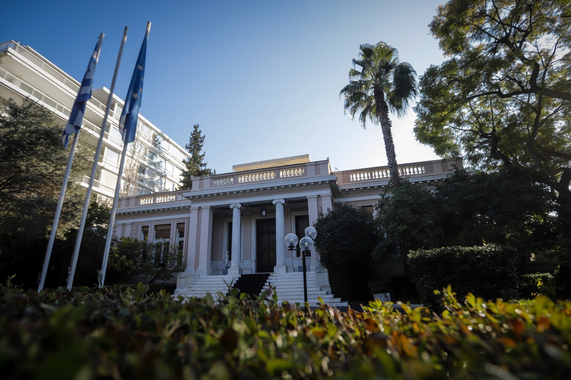 Φοιτητές βρέθηκαν ξαφνικά έξω από το Μαξίμου την ώρα που ο Κ.Μητσοτάκης υποδέχεται τον Μ.Βέμπερ