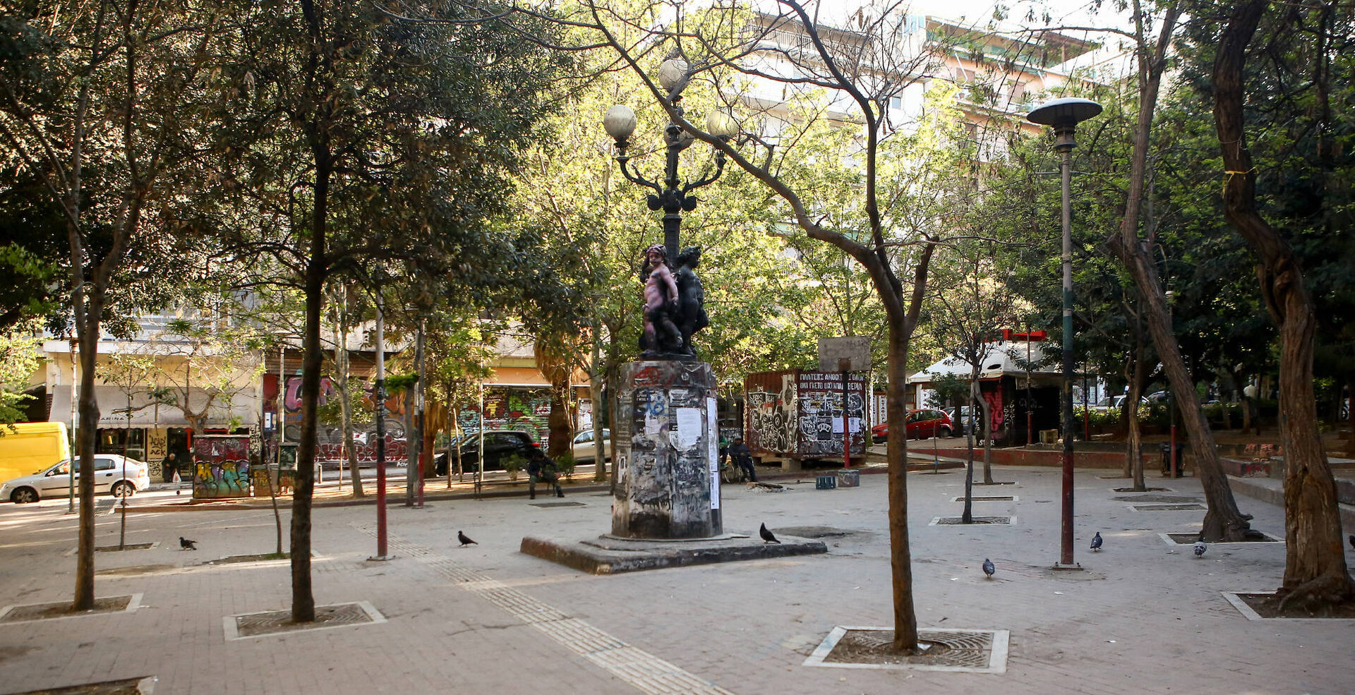 Αγανάκτησε κάτοικος των Εξαρχείων με τους τουρίστες: «Σεβαστείτε μας και βγάλτε το σκασμό»