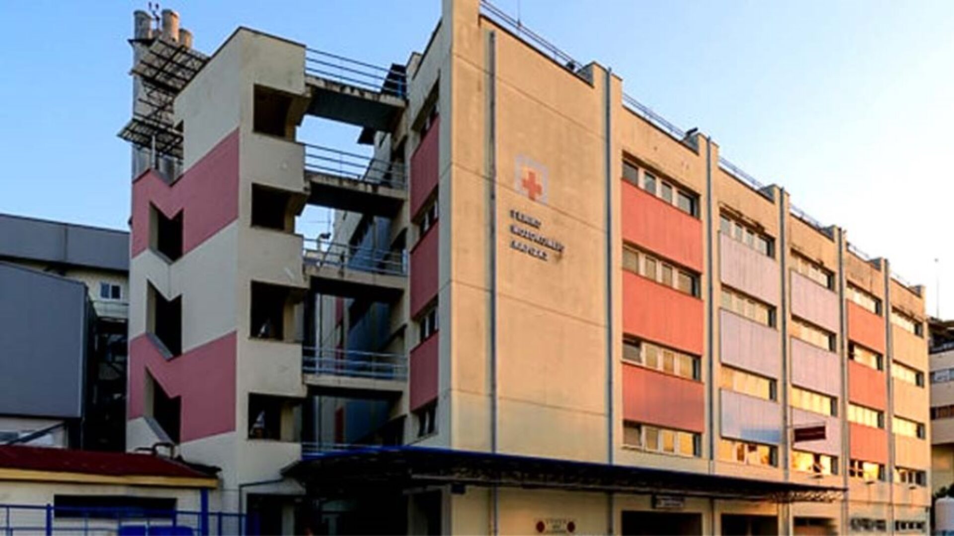 Νέο ατύχημα στο νοσοκομείο της Λάρισας: Πόρτα έπεσε στο κεφάλι γιατρού και την τραυμάτισε
