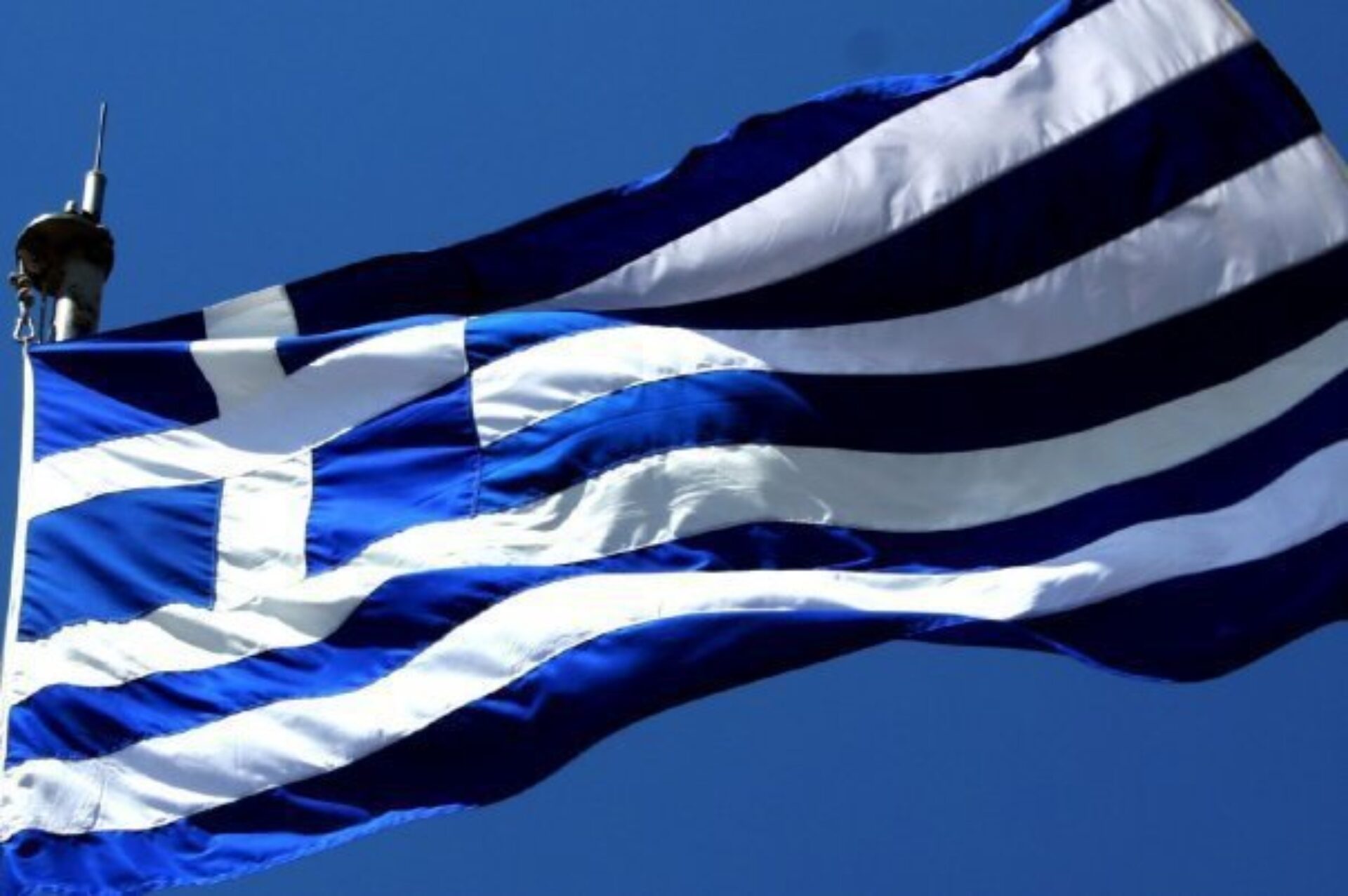 Συγκίνηση στη παρέλαση στο Αλιβέρι: Βιολιστής έπαιξε τον εθνικό ύμνο (βίντεο)