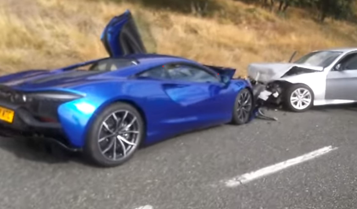mclaren artura crash1