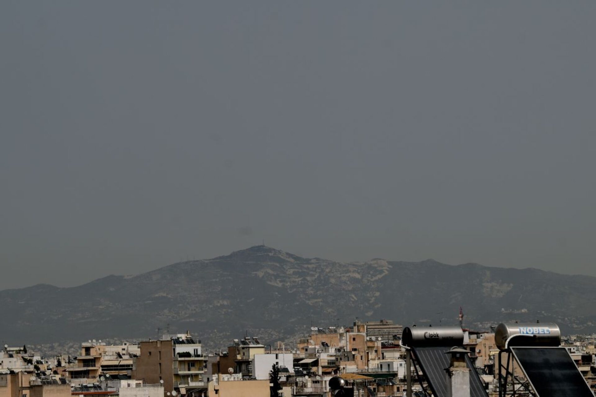 Καιρός: Αφρικανική σκόνη και υψηλές θερμοκρασίες σε όλη τη χώρα