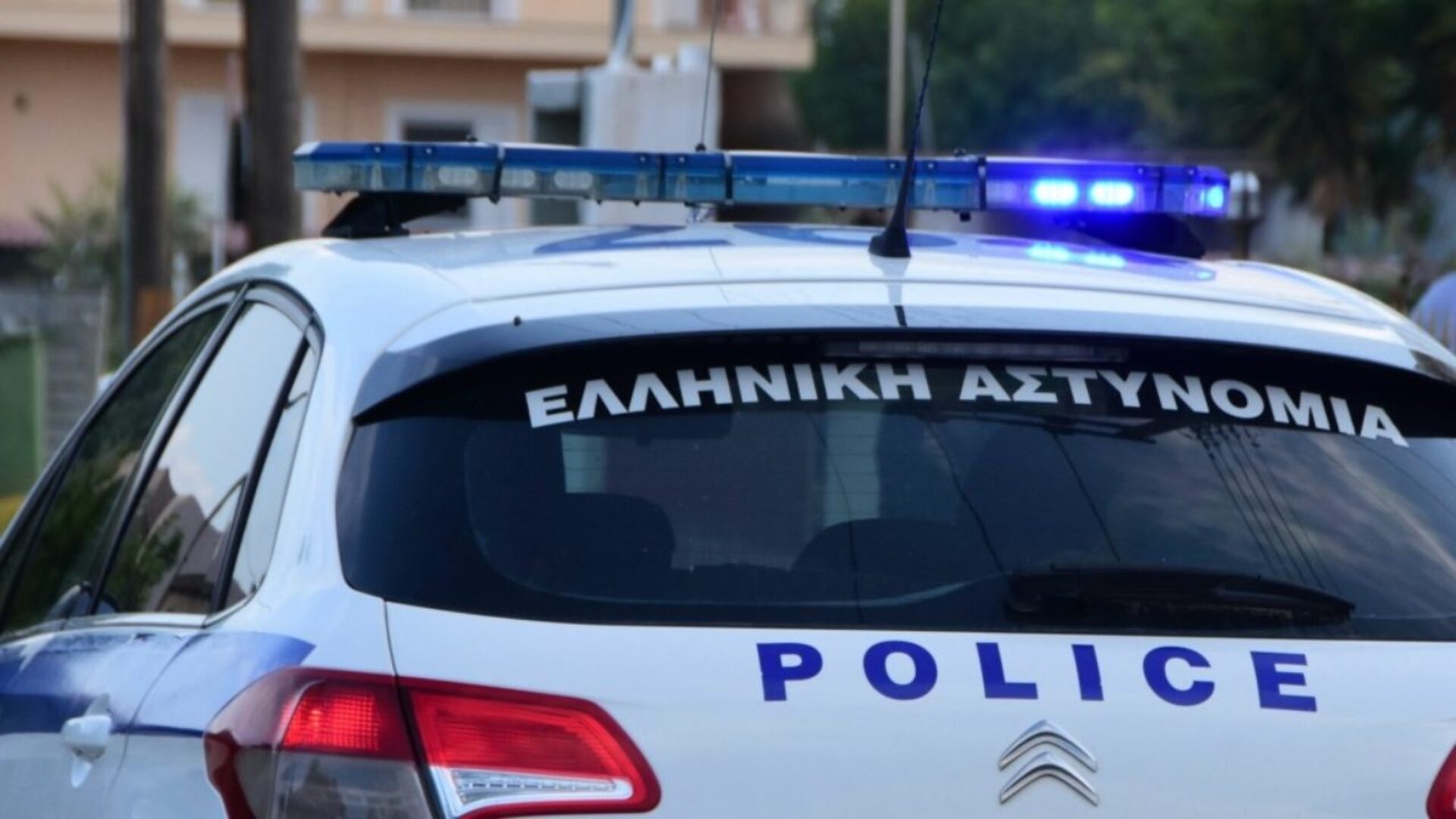 Κορυδαλλός: Άνδρας απειλεί να κάνει «βουτιά θανάτου» από τον 2ο όροφο πολυκατοικίας