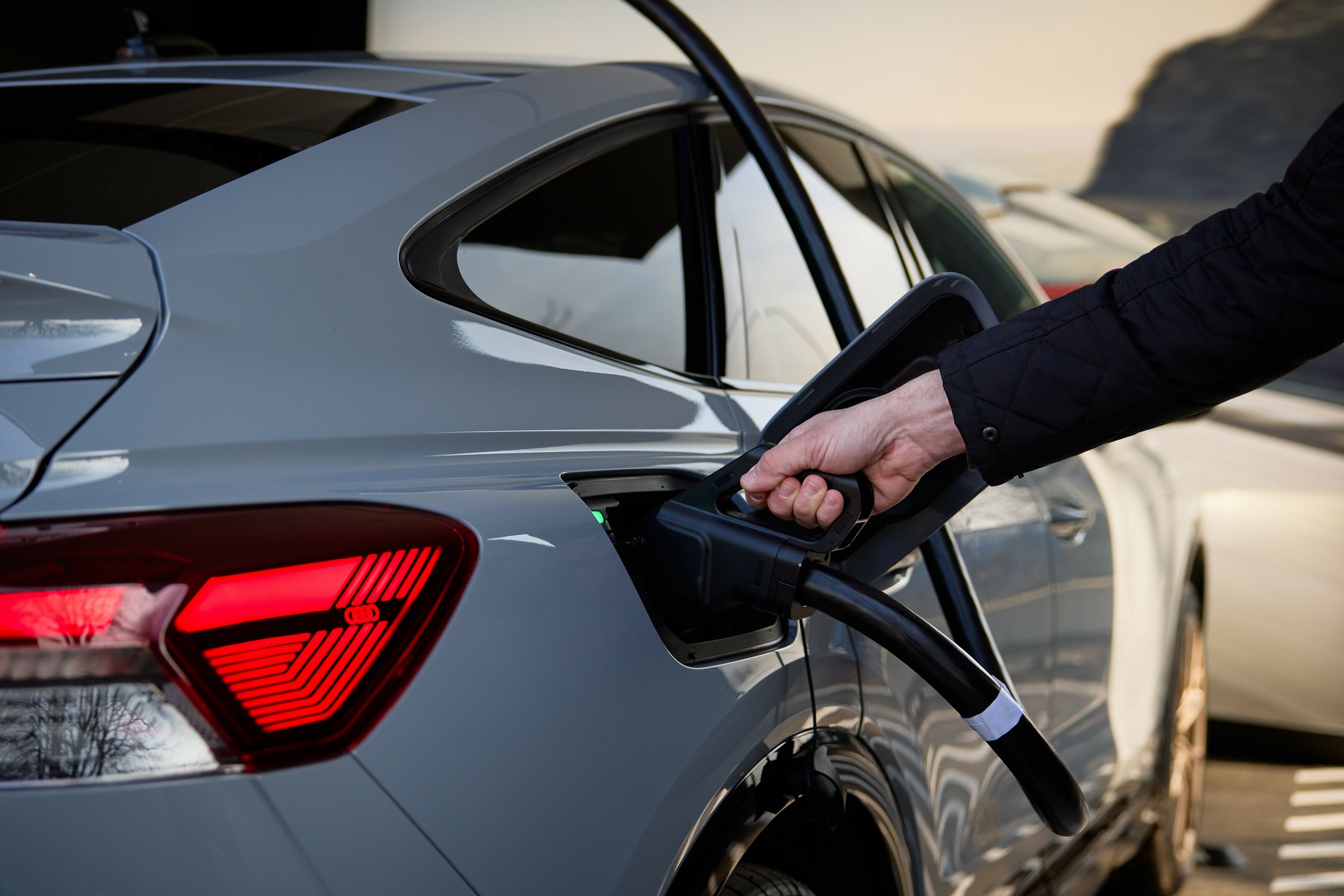 https://ellada.press/wp-content/uploads/2024/05/1716580814_97_Η-Audi-έφτιαξε-νέο-κόμβο-που-φορτίζει-αυτοκίνητα-κάθε-μάρκας.jpg