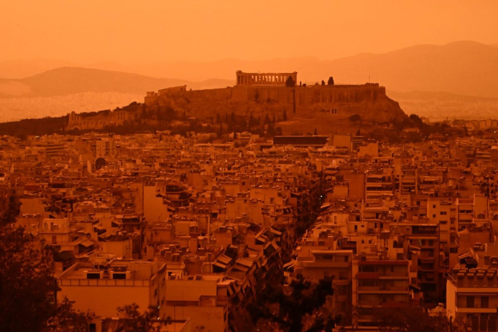 Η αφρικανική σκόνη και το μυστήριο του κόκκινου ουρανού