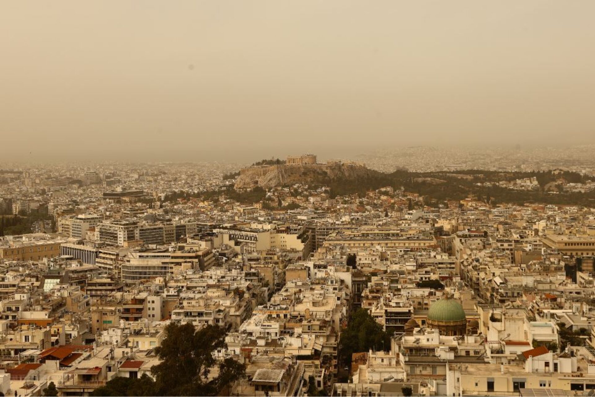 Καιρός: Η αφρικανική σκόνη σκεπάζει τη χώρα – Πού θα χτυπήσει κόκκινο ο υδράργυρος