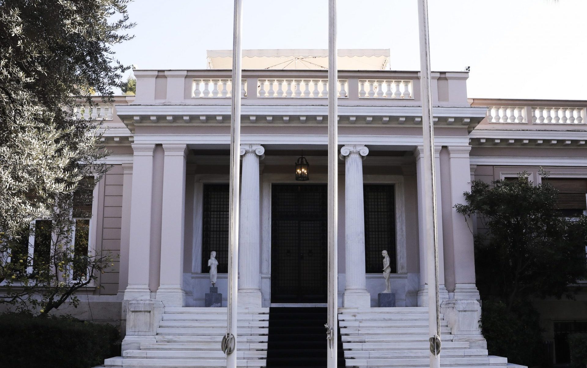 5 το πρωί: Την επόμενη εβδομάδα ο ανασχηματισμός - «Λιώνει» τη χώρα ο καύσωνας - Παρέμβαση Αρείου Πάγου για την αναστολή του 37χρονου