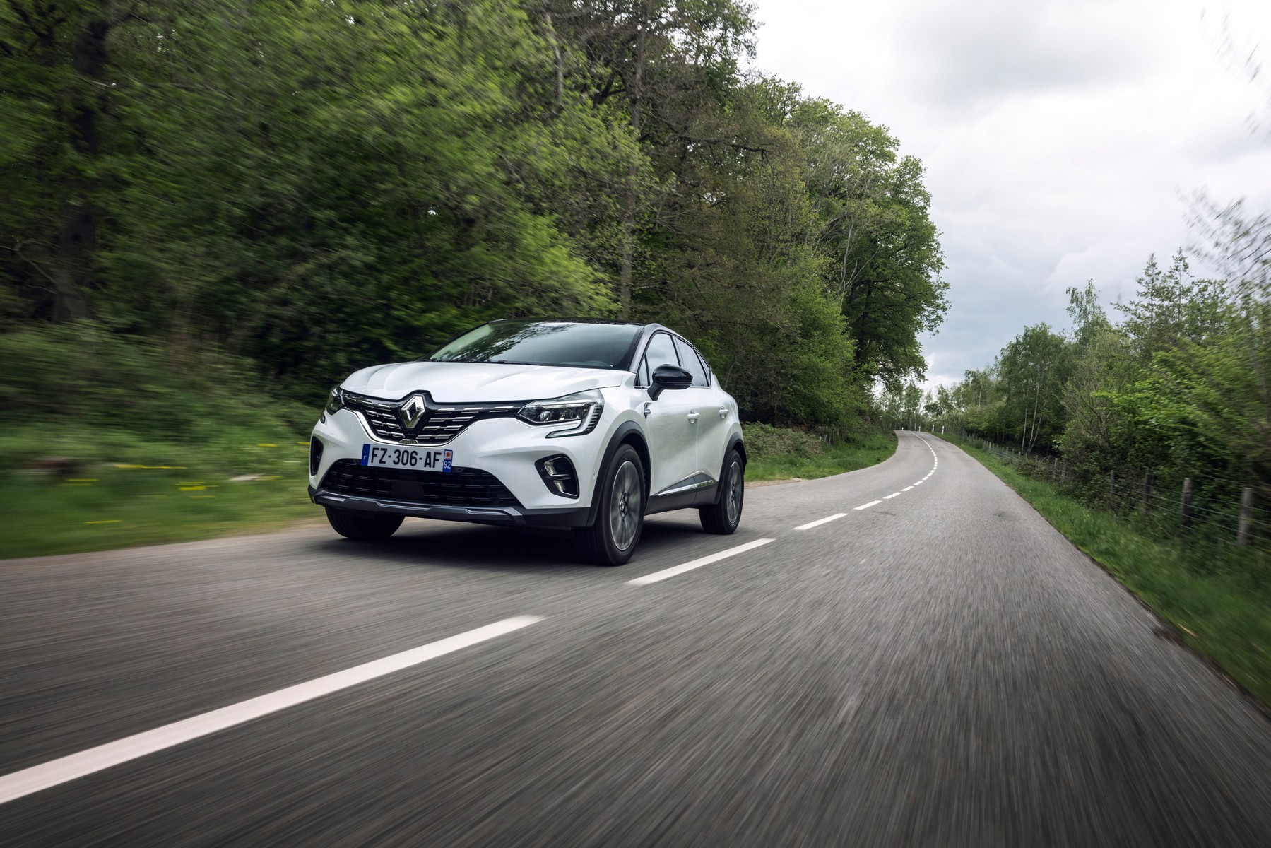 https://ellada.press/wp-content/uploads/2024/06/Renault-Captur-Τι-προσφέρουν-οι-3-υβριδικές-εκδόσεις-Δες.jpg