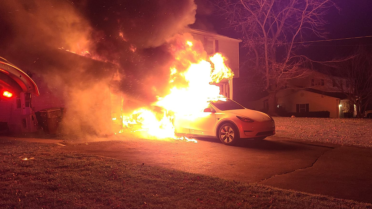 https://ellada.press/wp-content/uploads/2024/06/Αναρχικοί-βάζουν-φωτιές-σε-Tesla.jpg