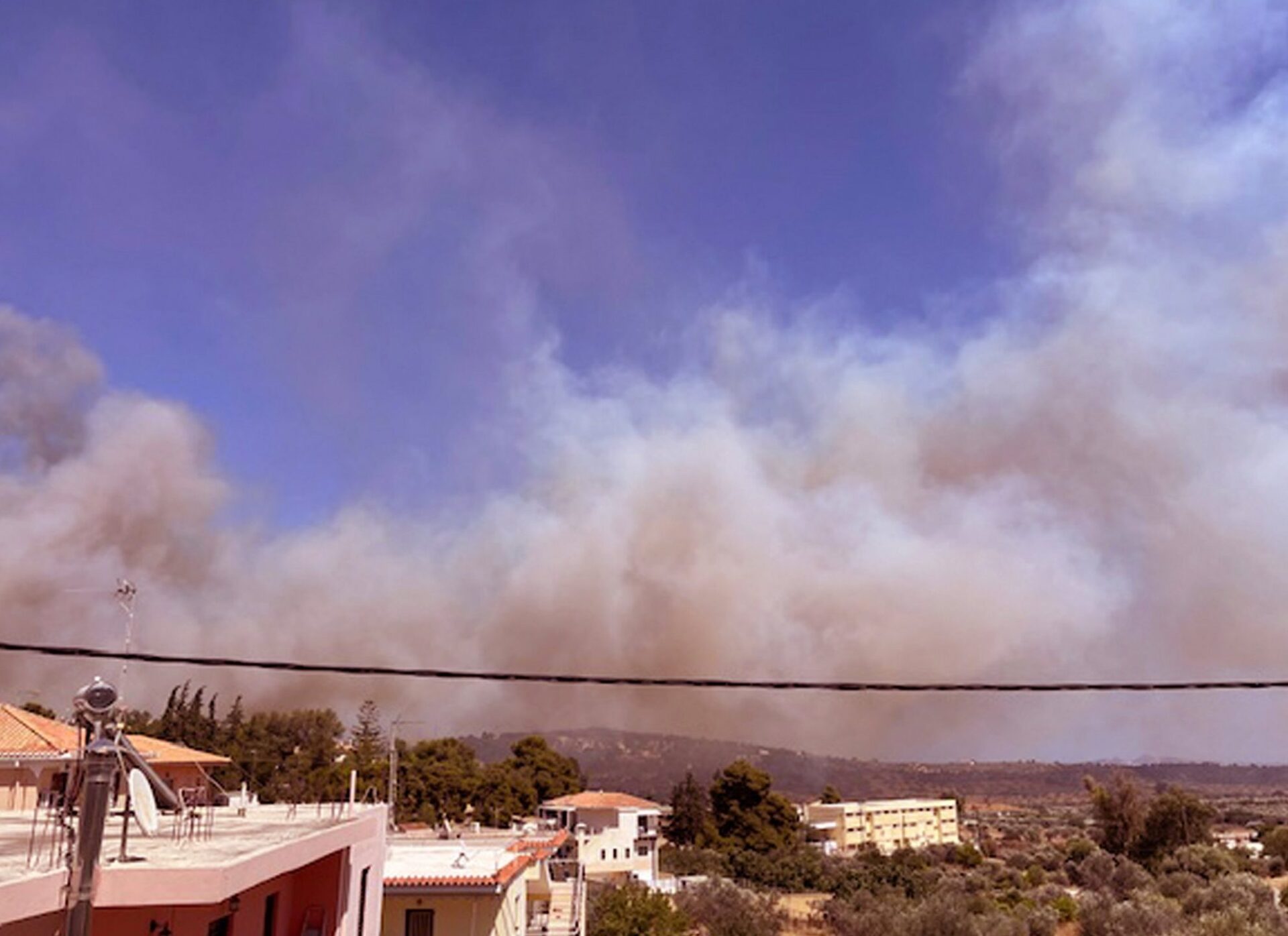 Καιρός: Hot – Dry – Wind – Ακραίος κίνδυνος πυρκαγιάς λόγω ζέστης και μποφόρ