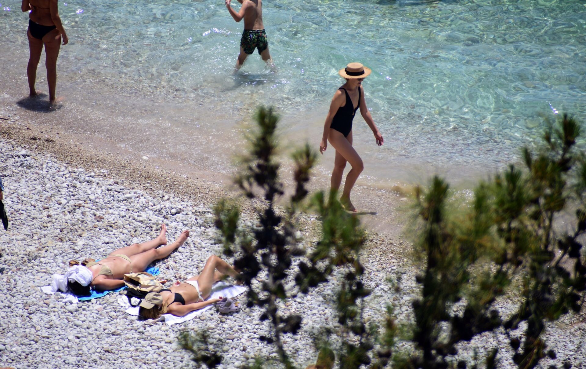 Καιρός: Κοκτέιλ ζέστης και βροχής σήμερα – Καύσωνας από Δευτέρα