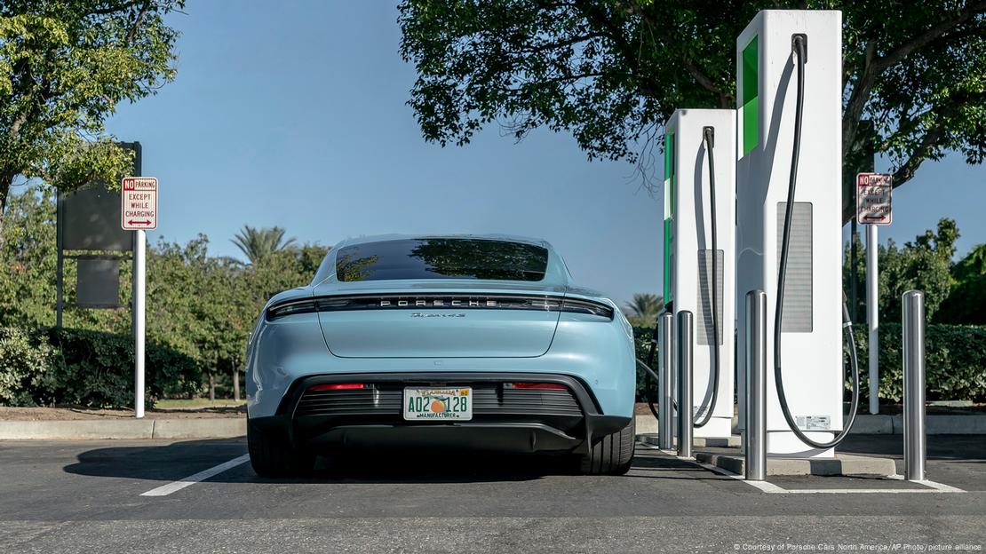 Οχημα της Porsche σε σταθμό ανεφοδιασμού Οχημα της Porsche σε σταθμό ανεφοδιασμού