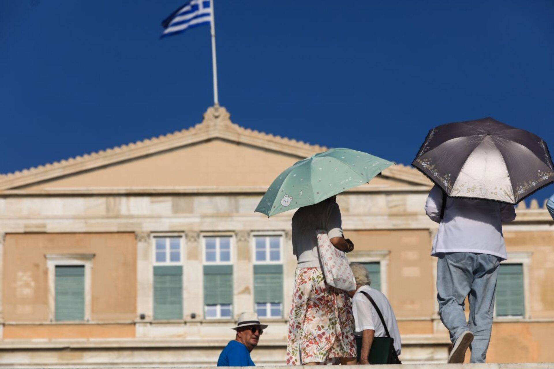 Καύσωνας: Μέτρα για την αντιμετώπιση της θερμικής επιβάρυνσης στον δήμο Αθηναίων