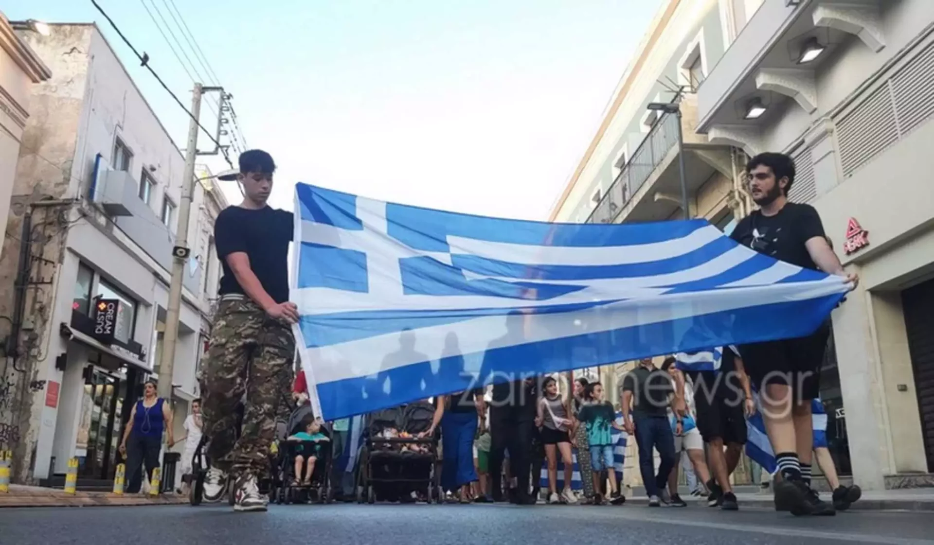 Εκδήλωση υπέρ της οικογένειας και στα Χανιά  μετά τη Θεσσαλονίκη –  Εκατοντάδες πολίτες διαδήλωσαν στο κέντρο της πόλης