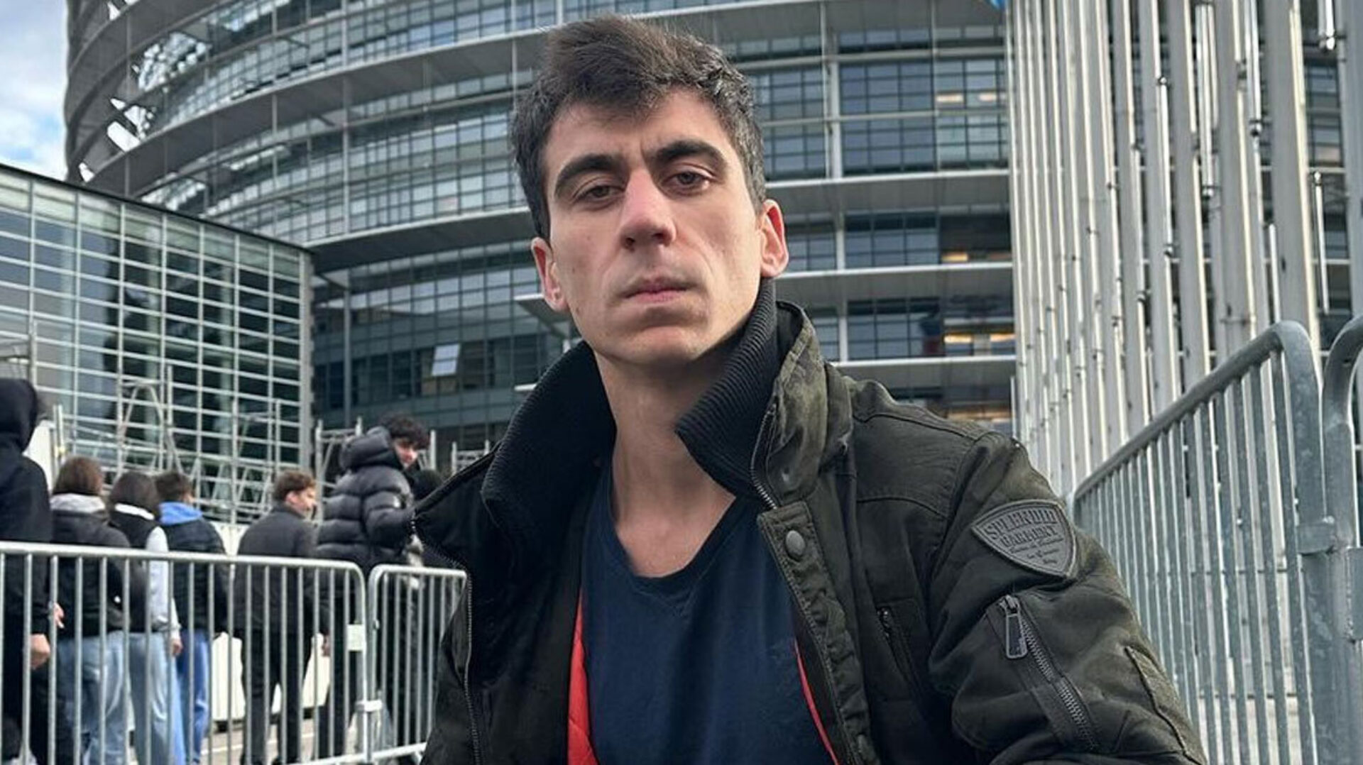 Φειδίας Παναγιώτου και Α.Κοψιάλης δίνουν 50 ευρώ σε έφηβο για να μασήσει γόπα τσιγάρου! (βίντεο)