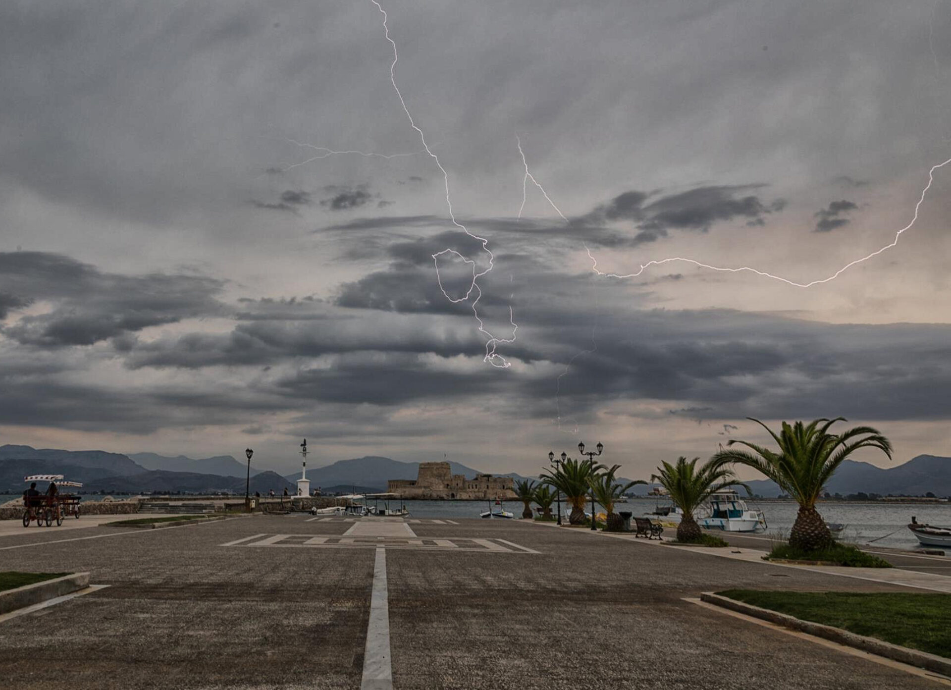 Κακοκαιρία: Πάνω από 1.200 κεραυνοί – Ανεβαίνει η θερμοκρασία