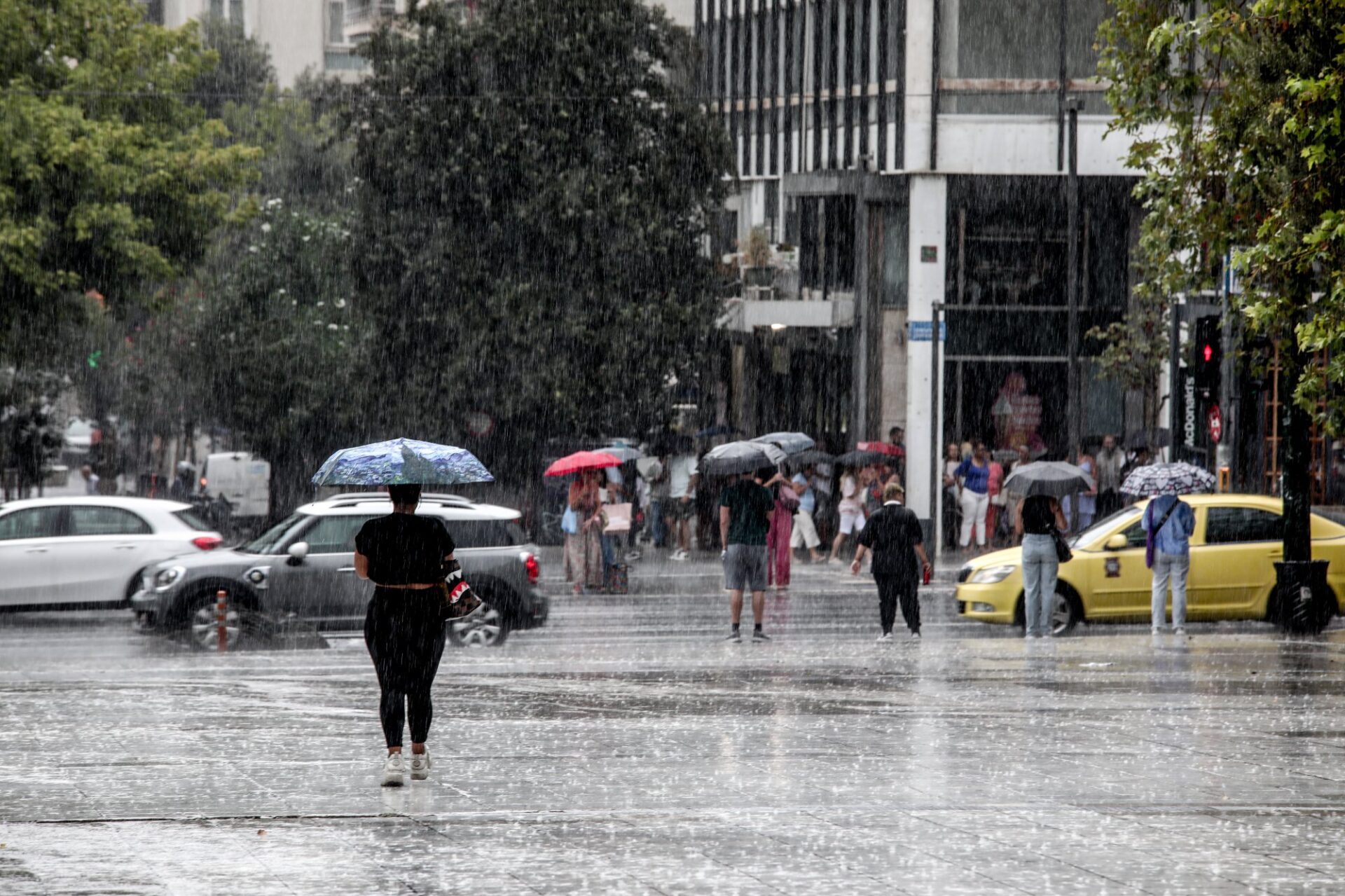 Καιρός Αθήνα: Σαρώνει η κακοκαιρία – Τι έρχεται σε Αττική, πού θα χτυπήσει τις επόμενες ώρες (Live)
