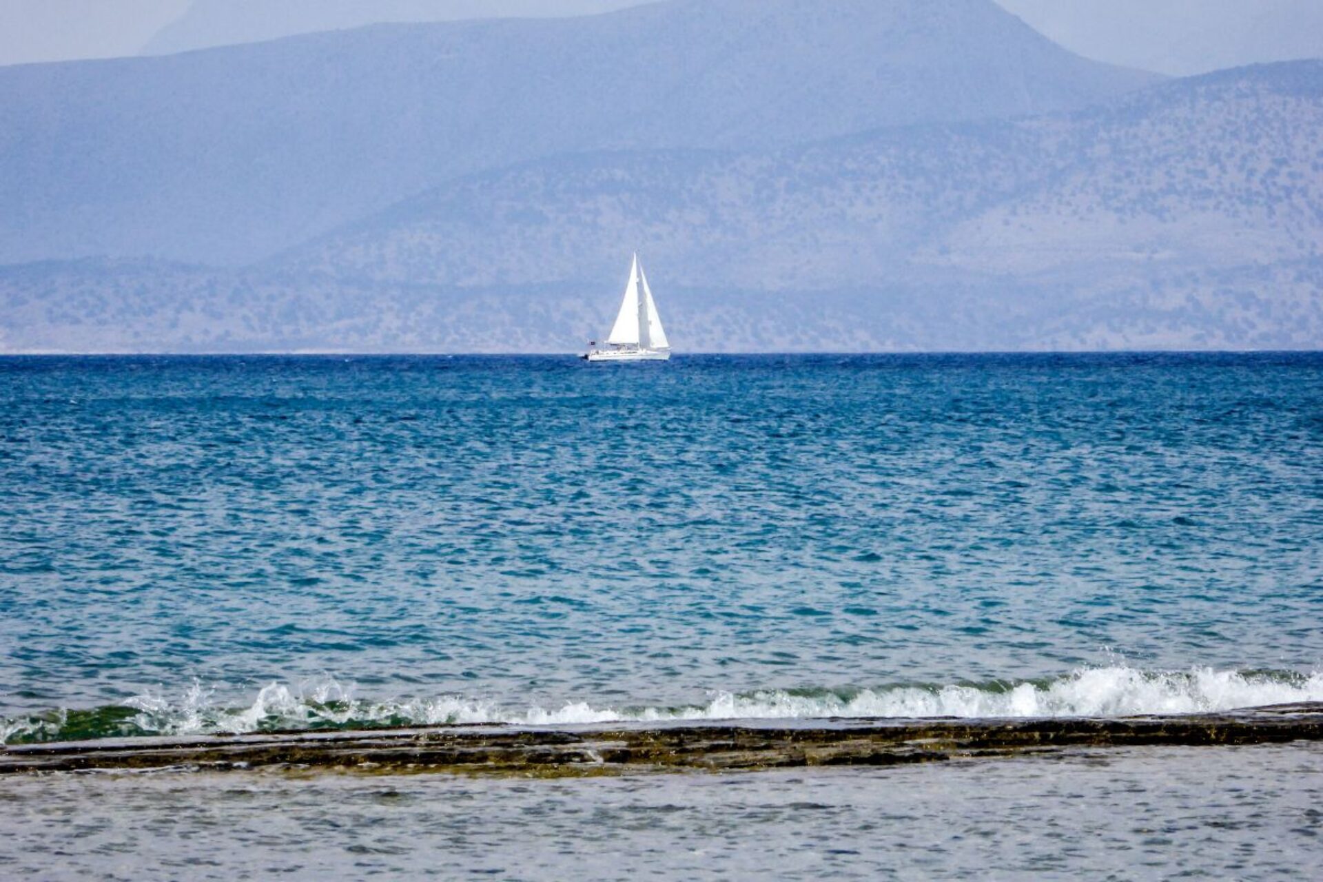 Καιρός: Πού θα χρειαστείτε ομπρέλα θαλάσσης και πού για την βροχή