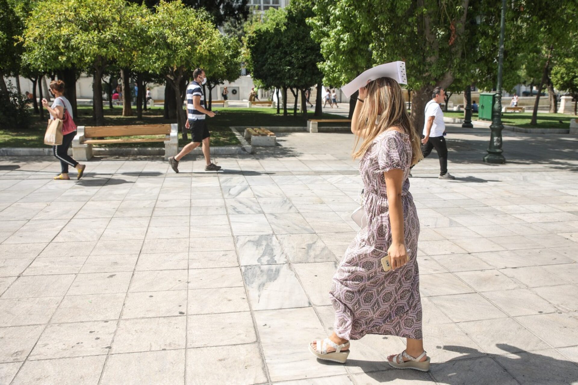 Καιρός: Κυριακή με μπόρες και υψηλές θερμοκρασίες – Πού θα βρέξει