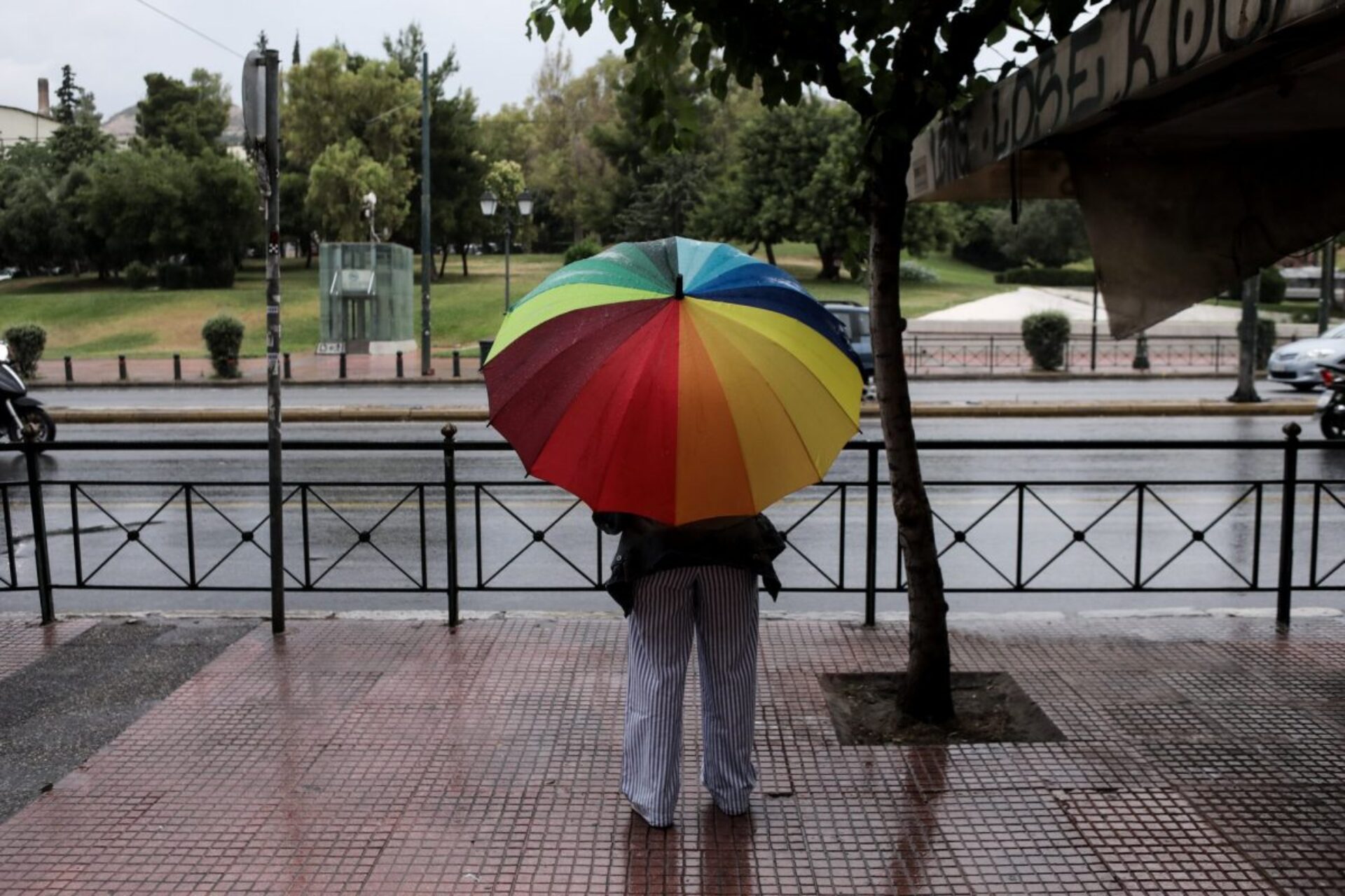 Κακοκαιρία ATENA: Ποτάμια οι δρόμοι της Αθήνας μέσα σε λίγα λεπτά καταιγίδας – Εικόνες και βίντεο
