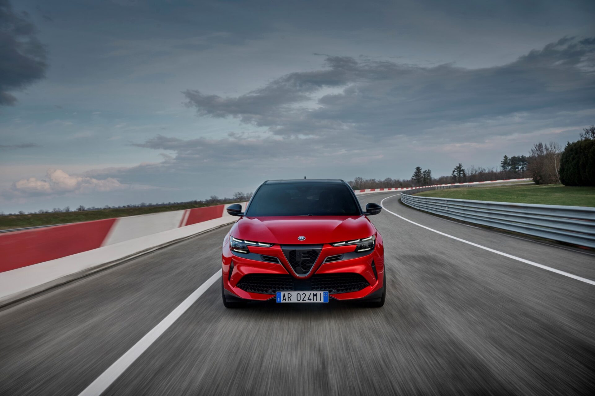 https://ellada.press/wp-content/uploads/2024/10/Η-Alfa-Romeo-Junior-που-καίει-3-ευρώ-στα-100.jpg