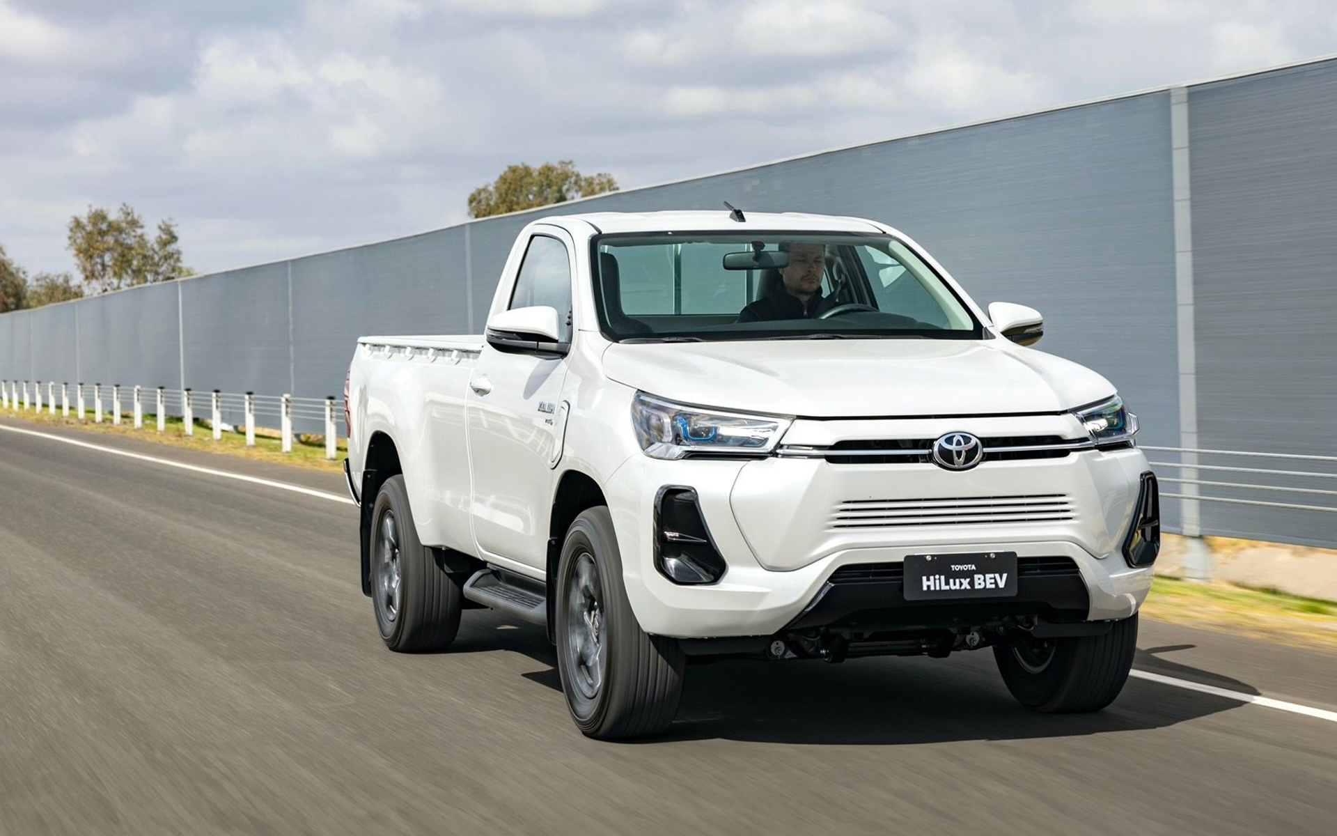 toyota-hilux-revo-bev-ilektriko-pickup-pick-up copy