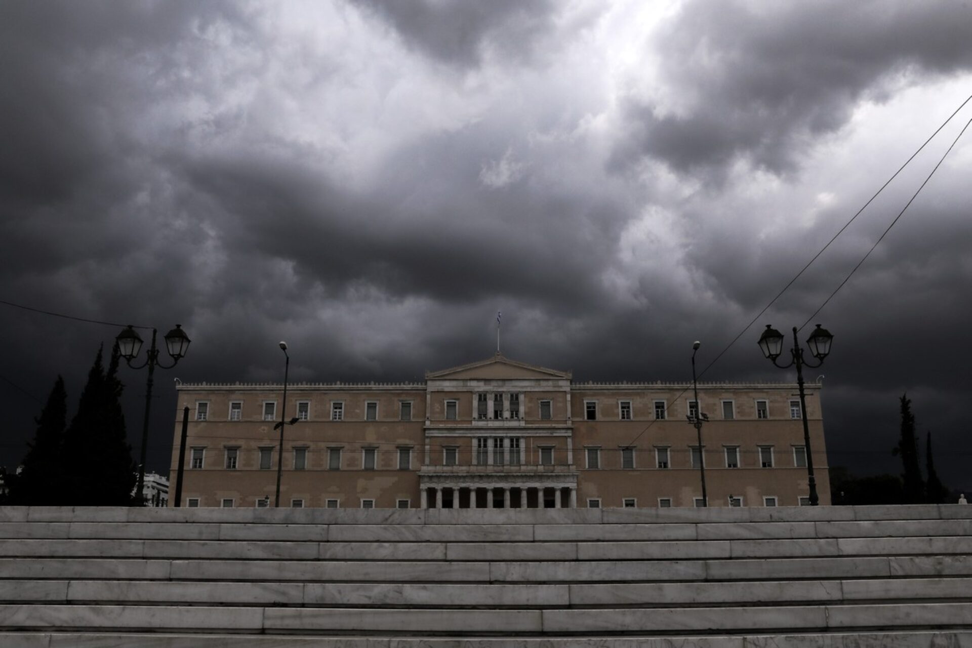 Καιρός: Δύσκολες ώρες με καταιγίδες και κεραυνούς – Τι θα γίνει στην Αττική
