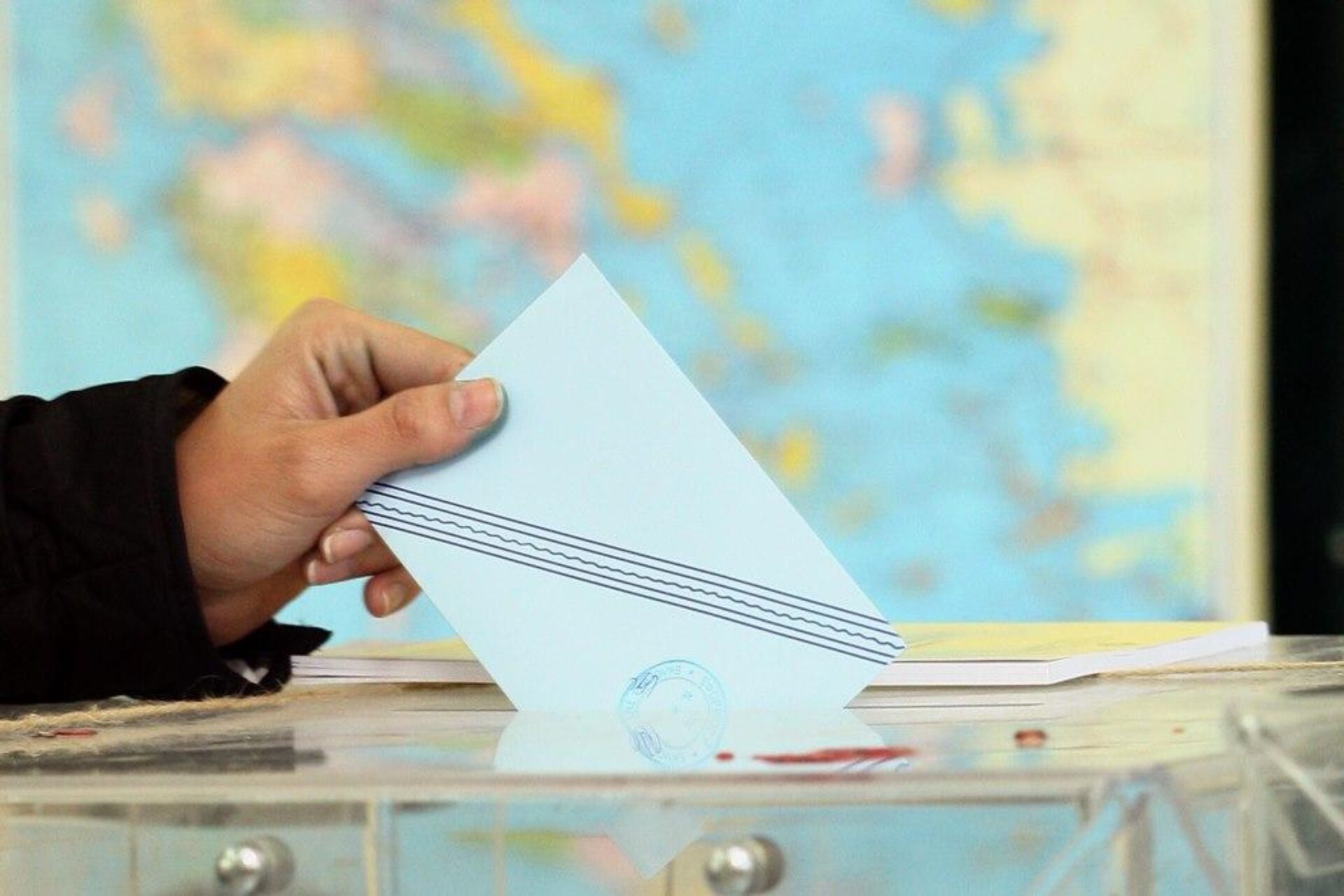 5 το πρωί: Η μείωση της διαφοράς ΝΔ-ΠαΣοΚ - Τα φαβορί στον ΣΥΡΙΖΑ - Η επέλαση της κακοκαιρίας