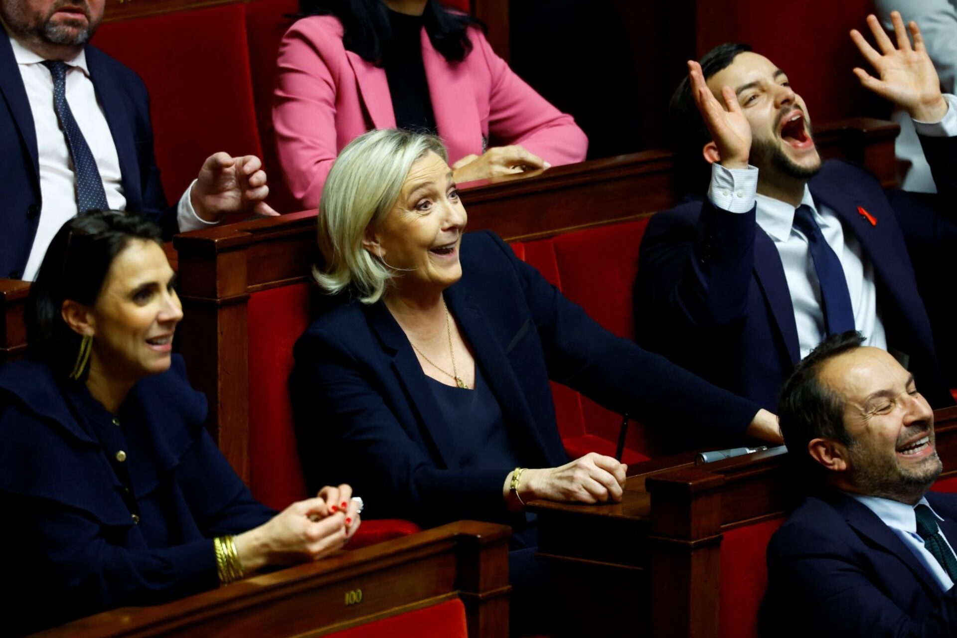 5 το πρωί: Η κρίση στη Γαλλία - Η θεσμική συνάντηση στη Βουλή - Η νέα κακοκαιρία