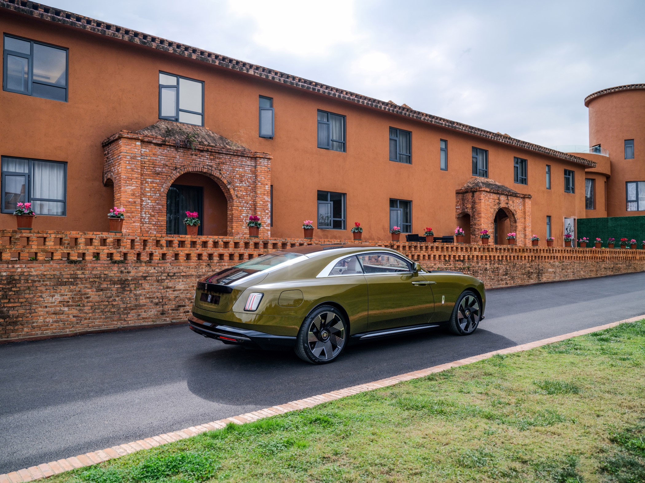 rolls-royce-spectre-piso