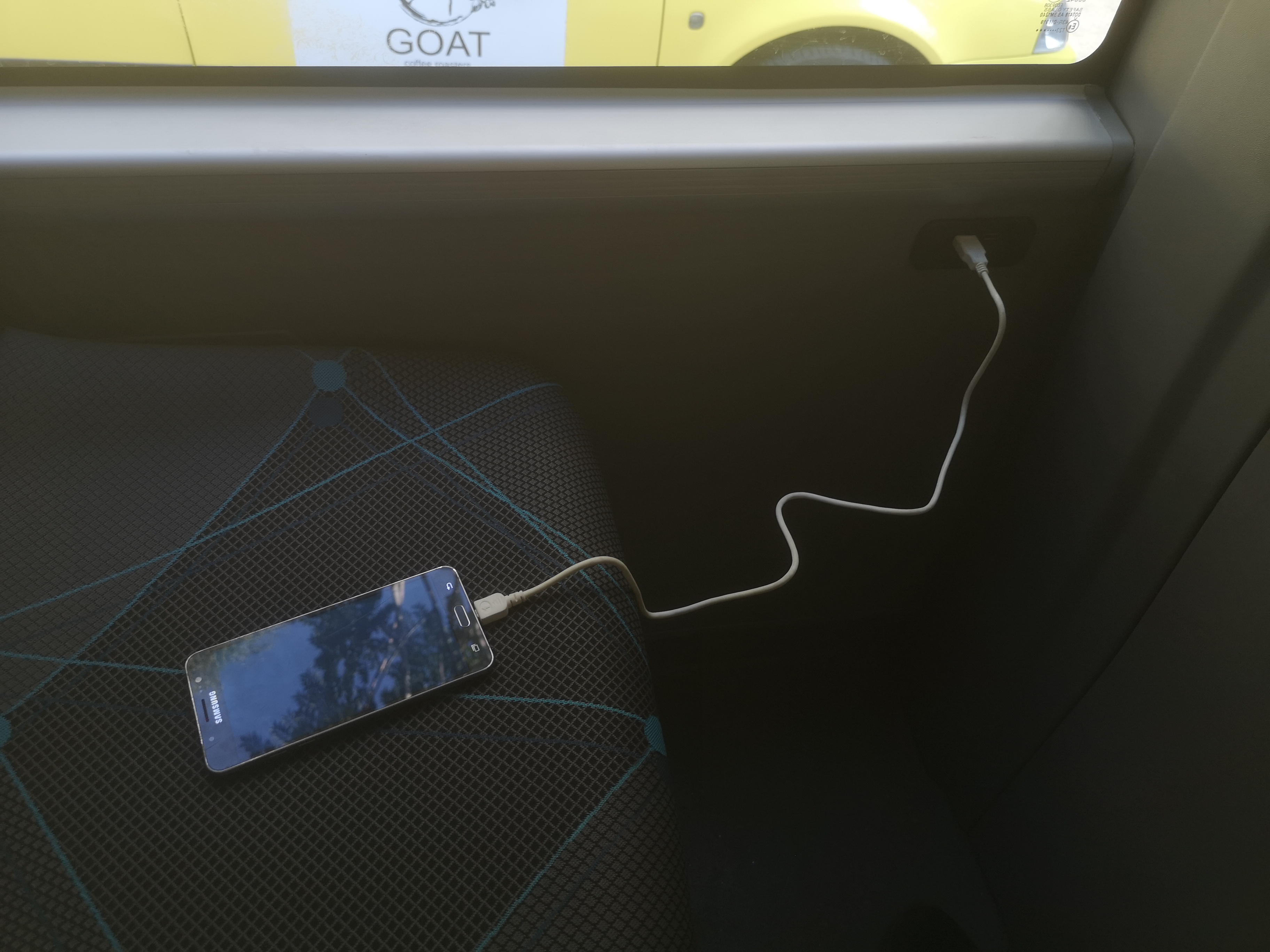 ilektriko-leoforio-athina-usb-fortisi-kinito-smartphone
