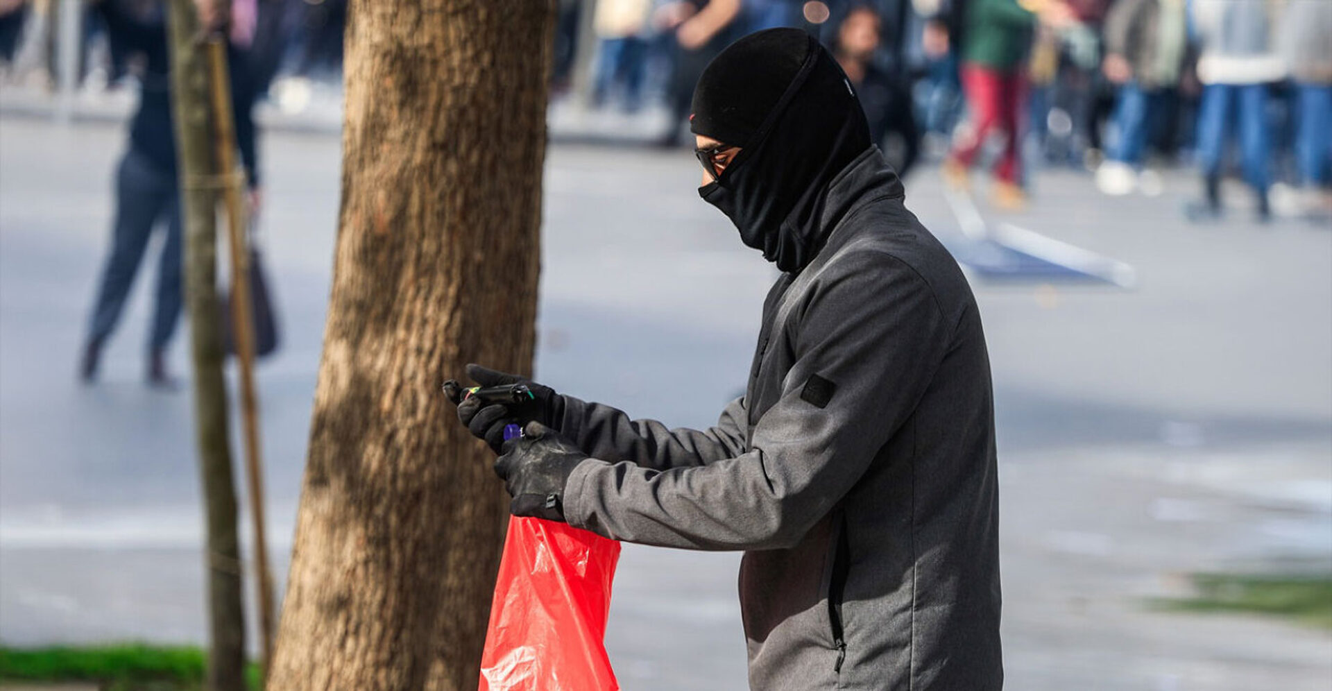 Η στιγμή που κουκουλοφόρος ετοιμάζει βόμβα μολότοφ για να την ρίξει στα ΜΑΤ (φωτο)