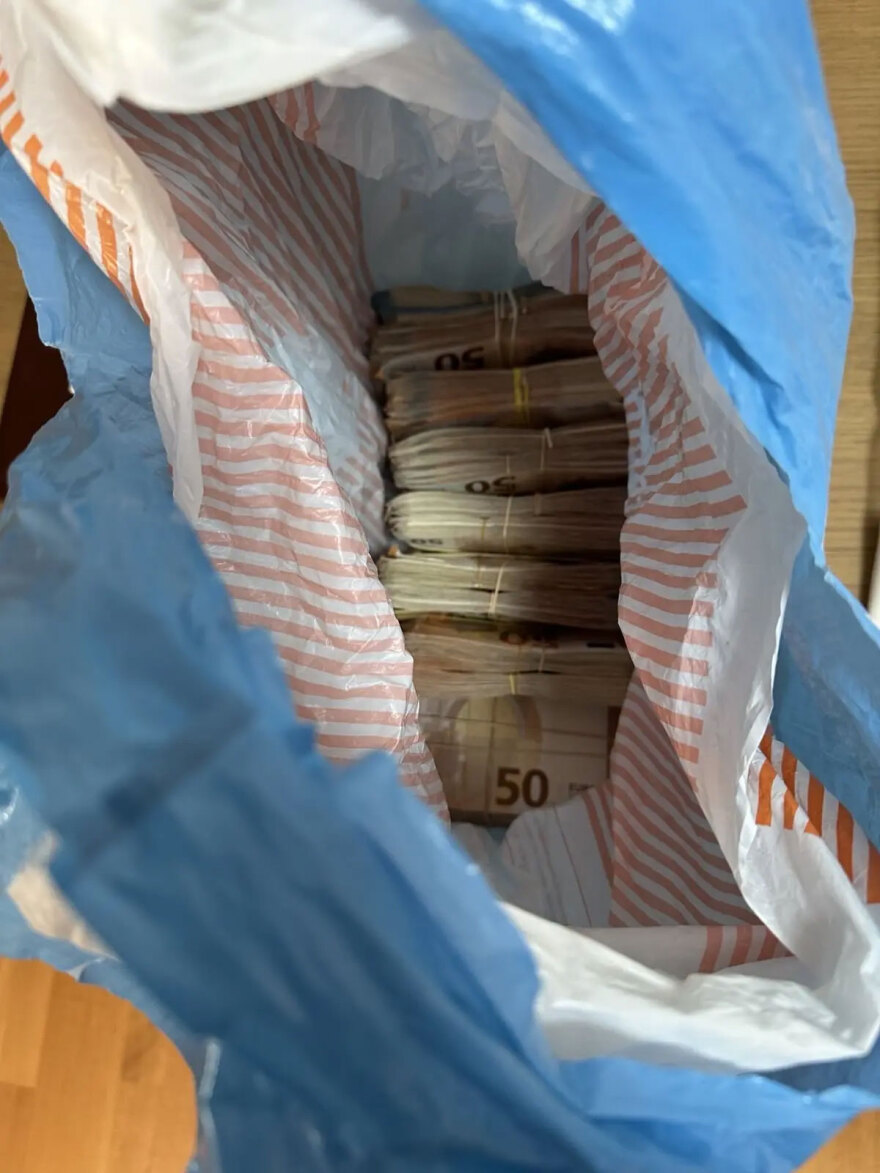 Ολόκληρο οπλοστάσιο εντοπίστηκε στο σπίτι των δραστών της μαφιόζικης δολοφονίας του 47χρονου στους Θρακομακεδόνες - Δείτε φωτογραφίες