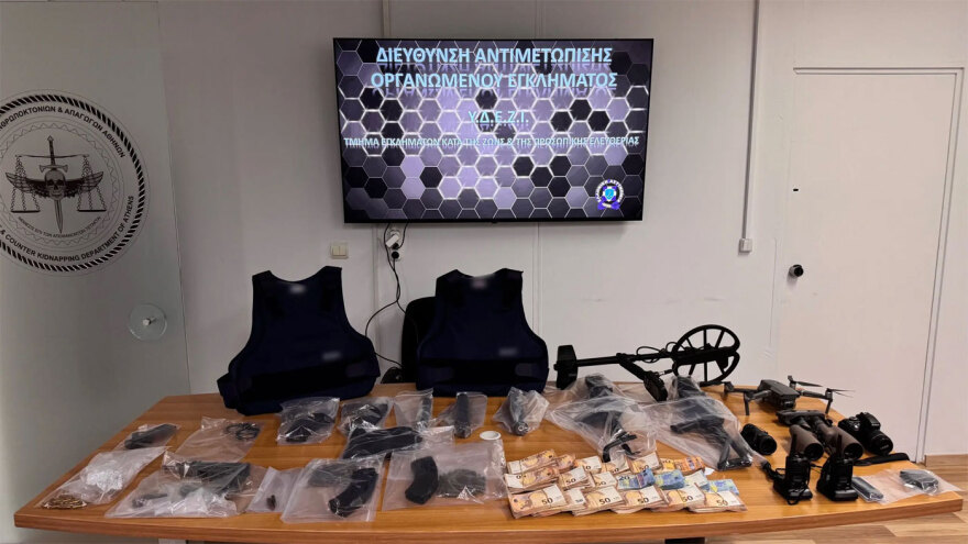 Ολόκληρο οπλοστάσιο εντοπίστηκε στο σπίτι των δραστών της μαφιόζικης δολοφονίας του 47χρονου στους Θρακομακεδόνες - Δείτε φωτογραφίες