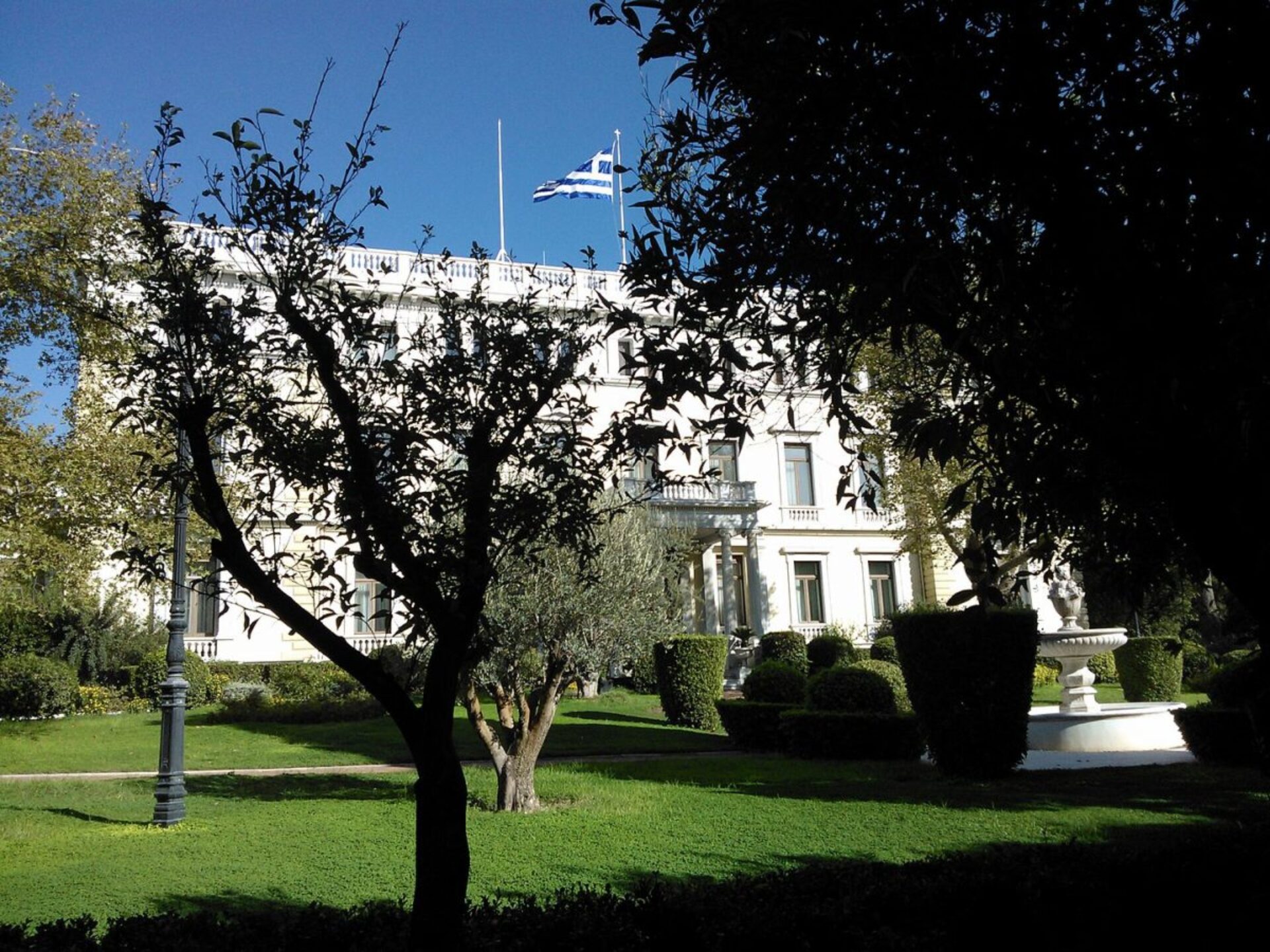 5 το πρωί: Ζητείται συναίνεση για την ΠτΔ - Βαρύ παρελθόν για την 37χρονη αξιωματικό - Επελαύνει ο χιονιάς