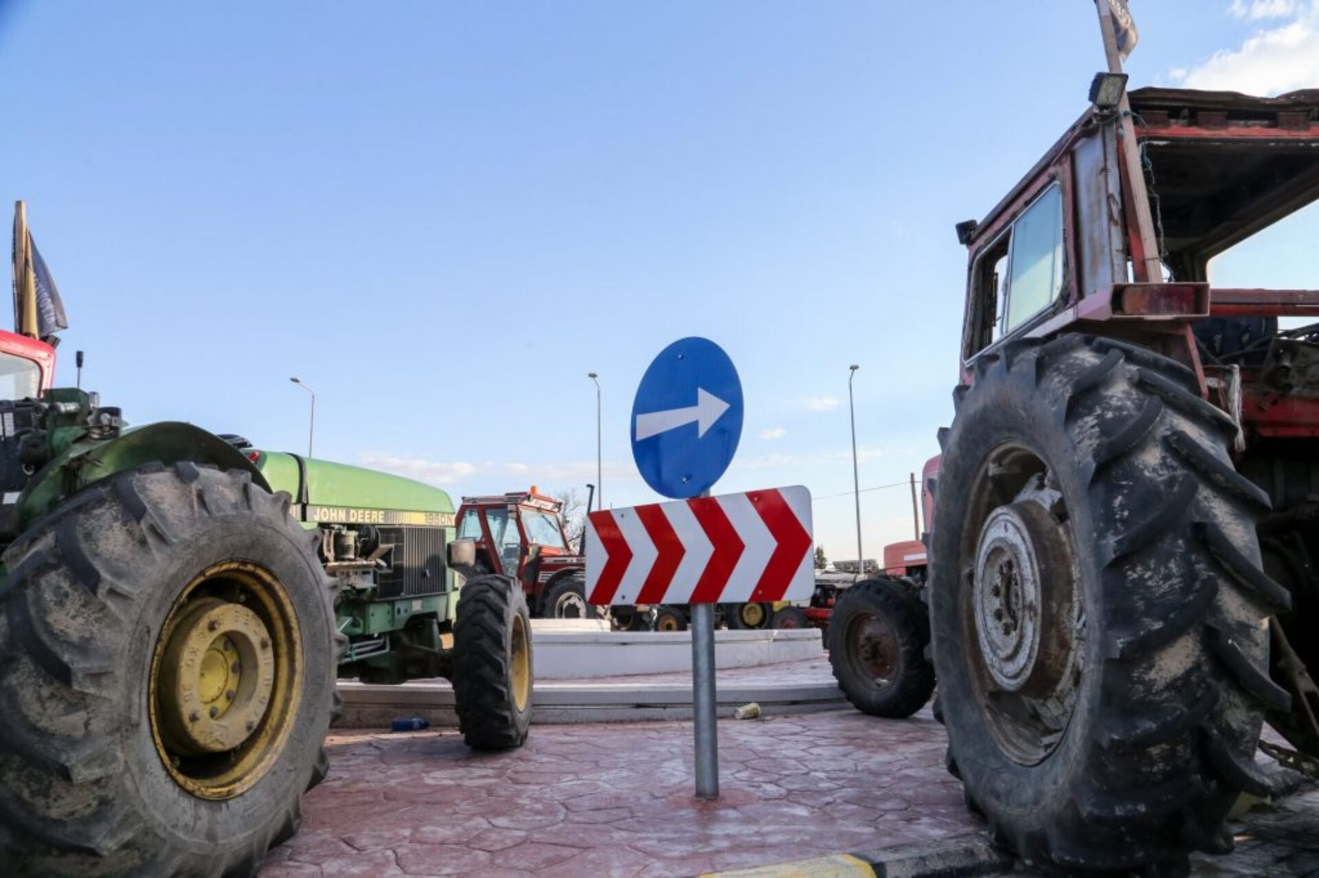Αγρότες απέκλεισαν τον κόμβο Μεγαλοχωρίου στα Τρίκαλα – Κλιμακώνονται οι κινητοποιήσεις